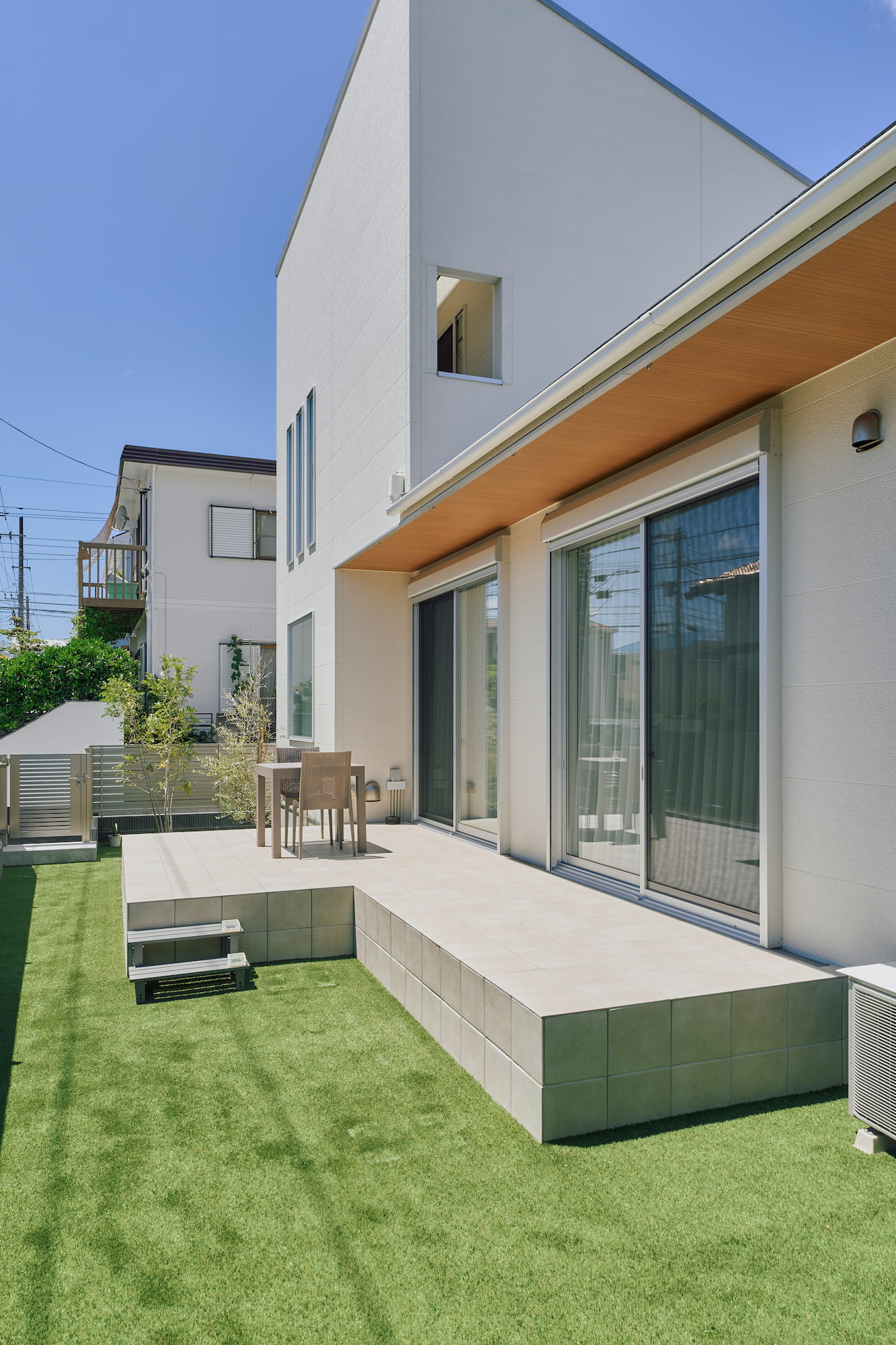 横浜の工務店による自然光を活用して心地よい日常を形にする、白い外観の住まい：外壁の白と木の質感のコントラストがアクセントの外観