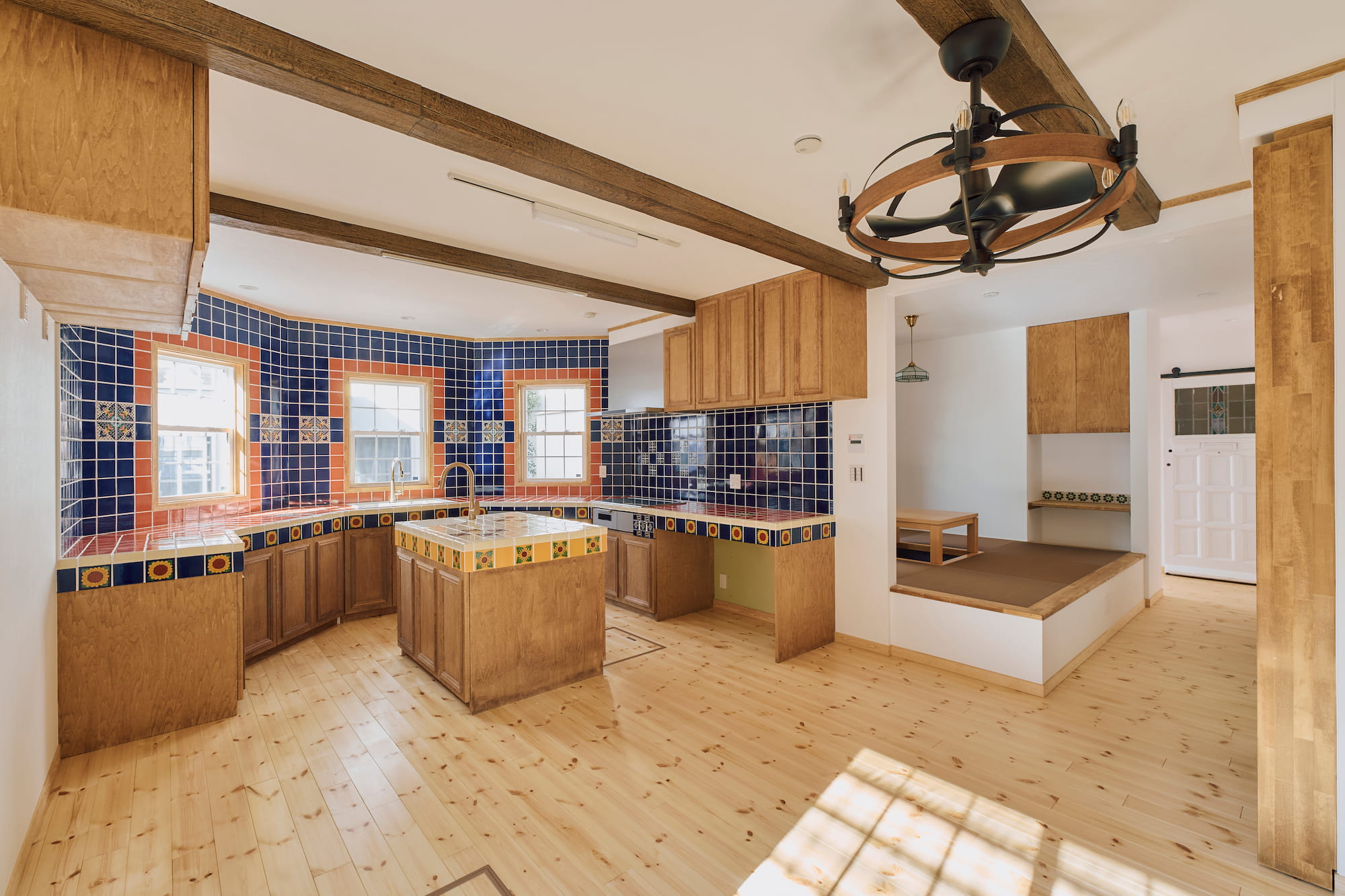 横浜の工務店による異国の風を纏う、一生ものの邸宅：こだわり抜いたキッチンと奥に見える小上がり