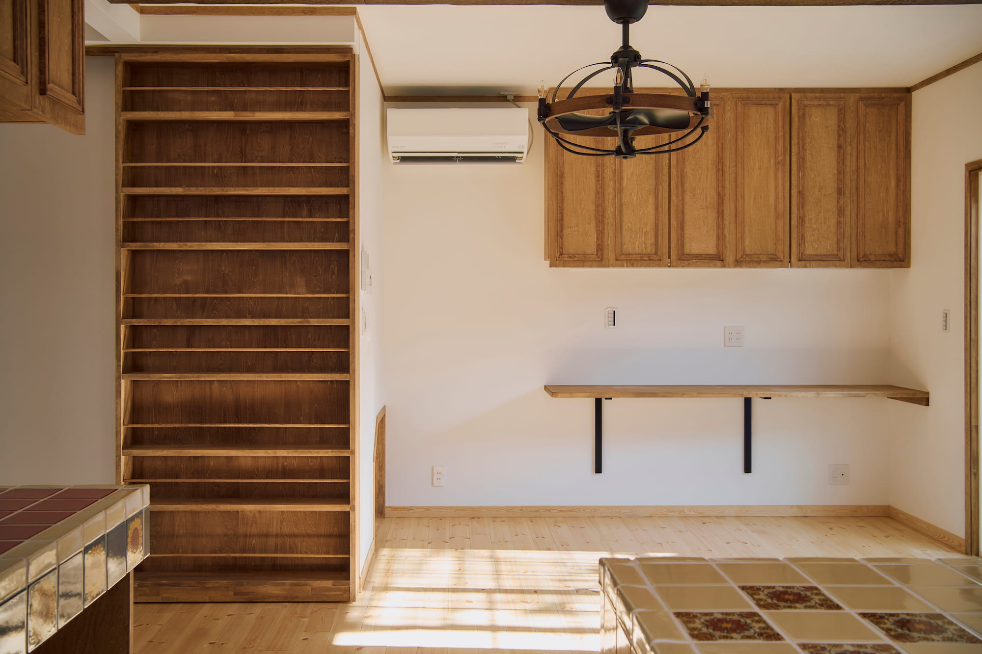 横浜の工務店による異国の風を纏う、一生ものの邸宅：本棚の隠し扉を閉じた状態のお部屋