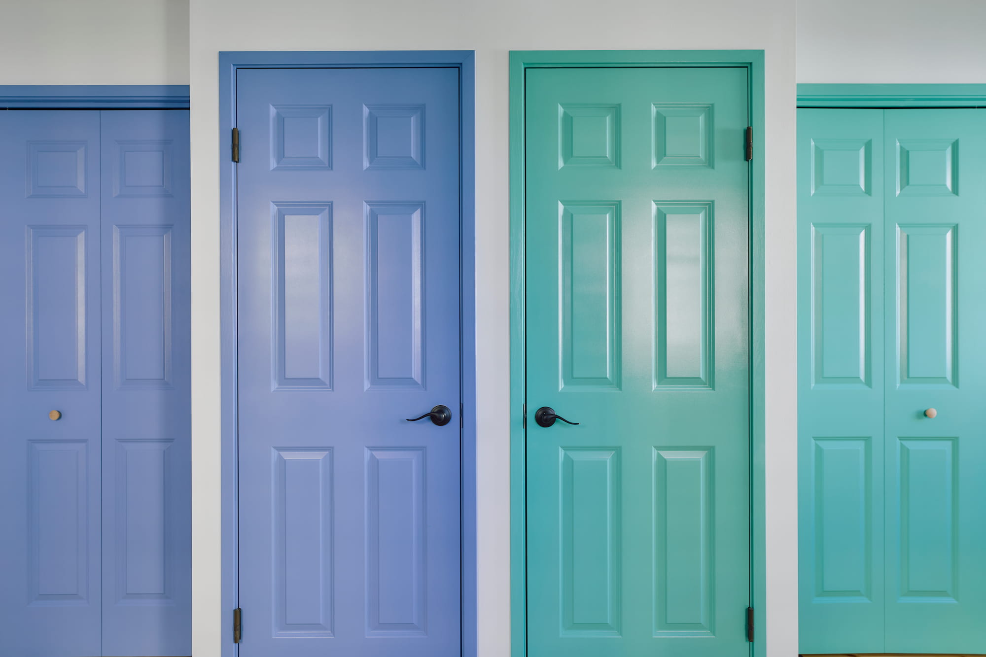 横浜の工務店による異国の風を纏う、一生ものの邸宅：色分けされた扉たち