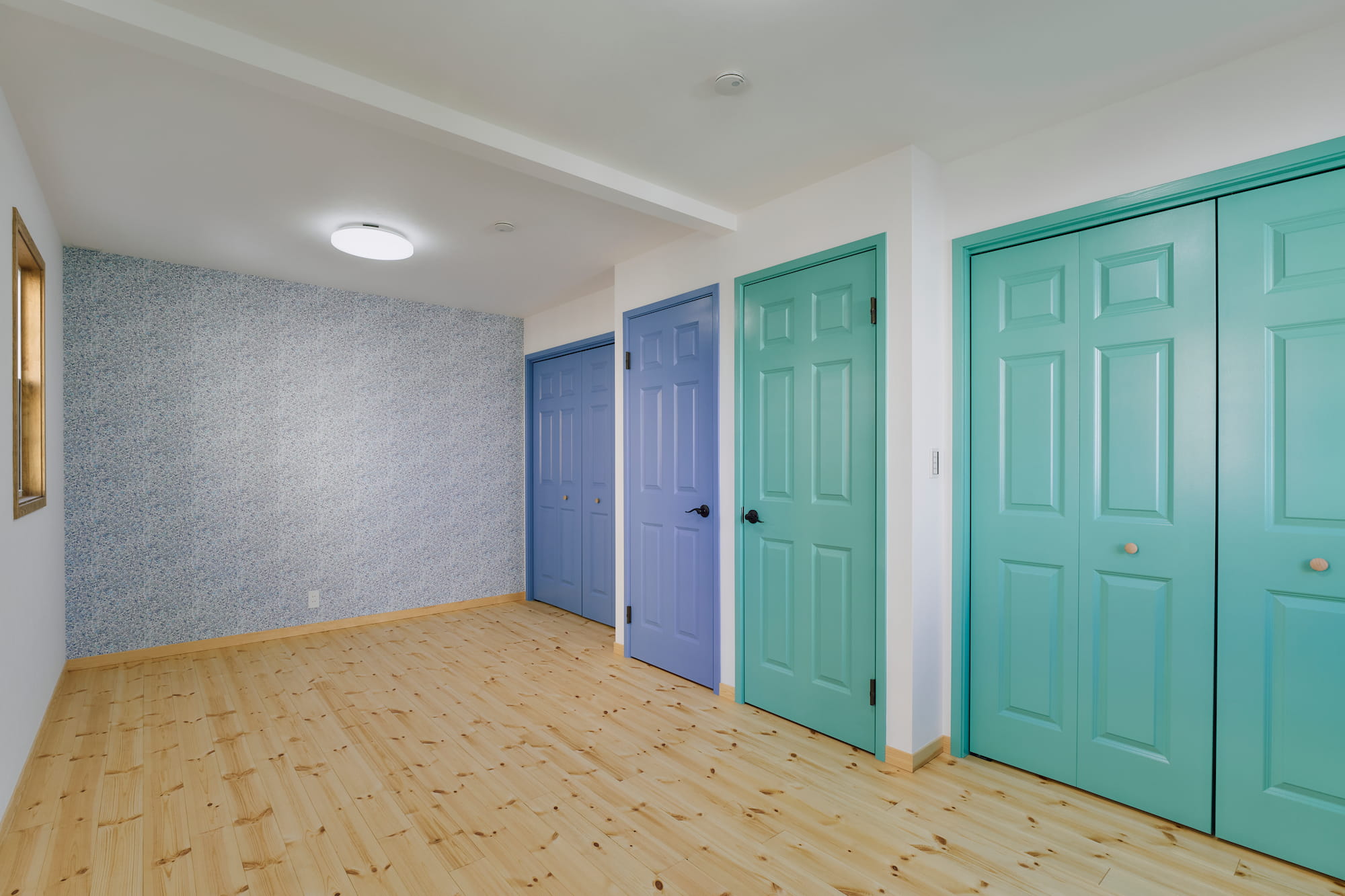 横浜の工務店による異国の風を纏う、一生ものの邸宅：独特の存在感を放つ趣の異なるドアの数々