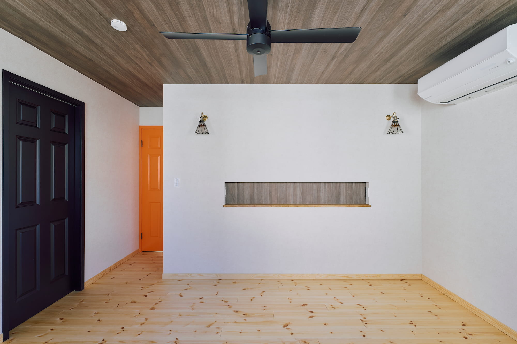 横浜の工務店による異国の風を纏う、一生ものの邸宅：ドアの色味に合わせて異なる壁紙をもつ各部屋