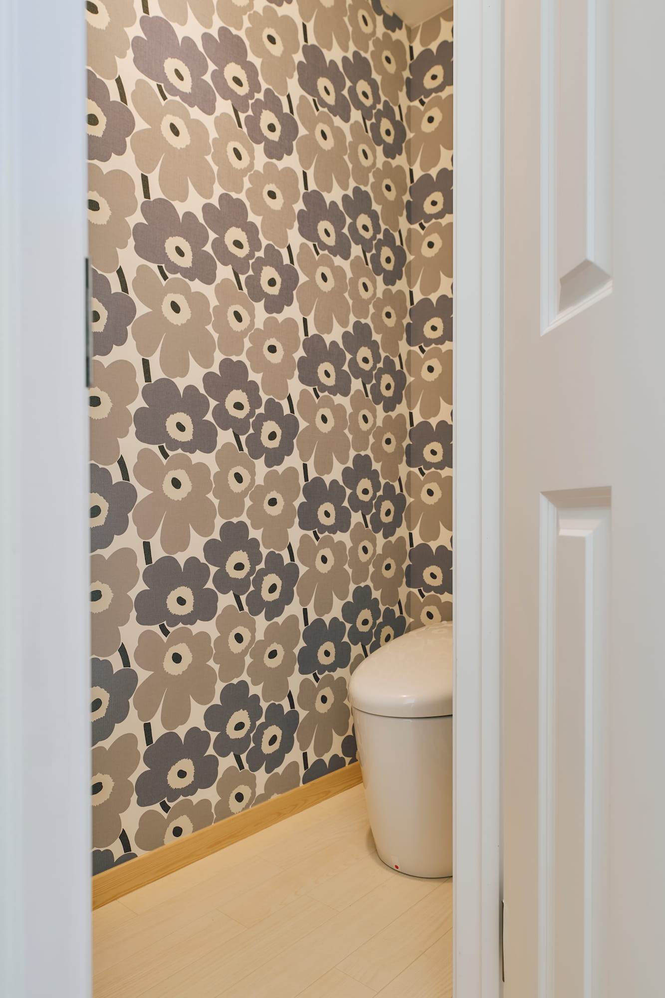 横浜の工務店による異国の風を纏う、一生ものの邸宅：壁紙が映えるトイレ