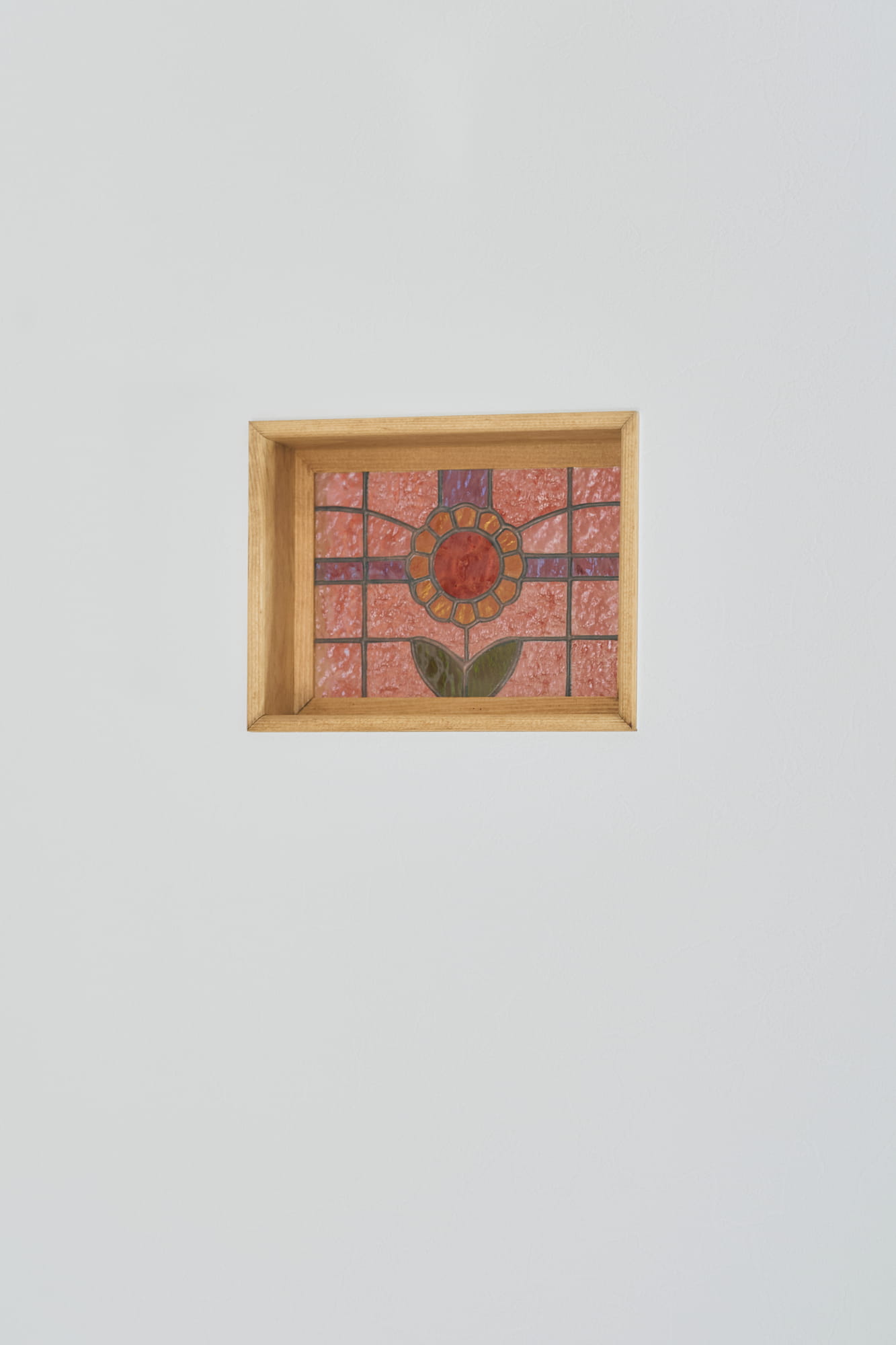 横浜の工務店による異国の風を纏う、一生ものの邸宅：ワンポイントアクセントのガラス