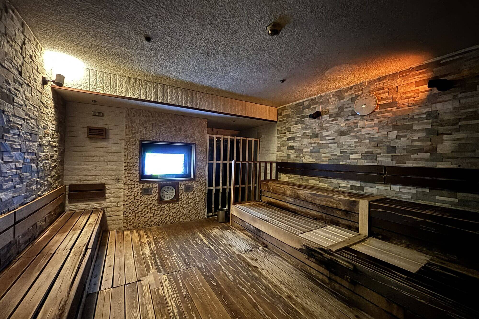 横浜の工務店によるサウナ施設のリノベーション：暖色照明に包まれた木張りサウナ室（BEFORE）