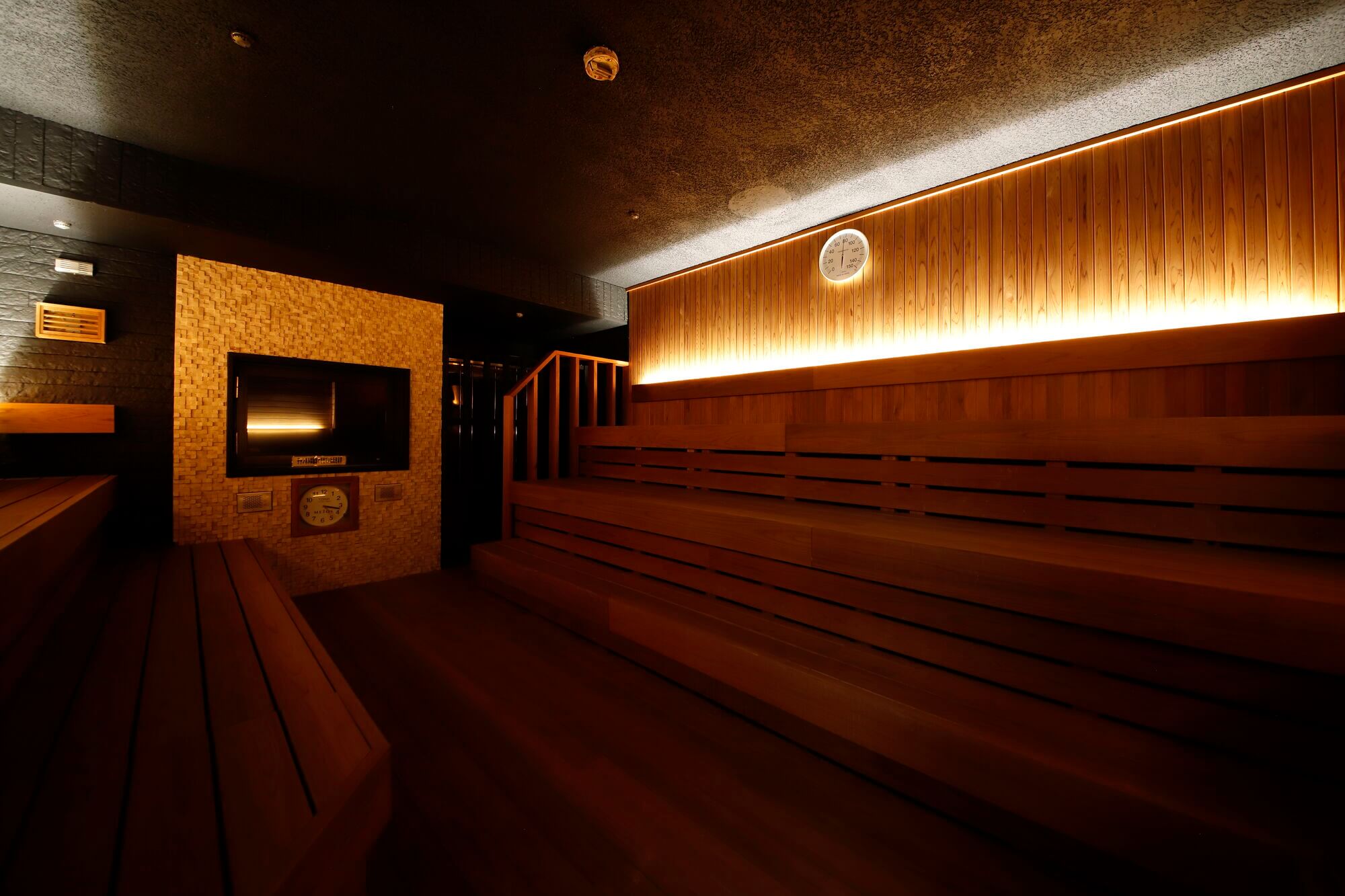 横浜の工務店によるサウナ施設のリノベーション：暖色照明に包まれた木張りサウナ室（AFTER）