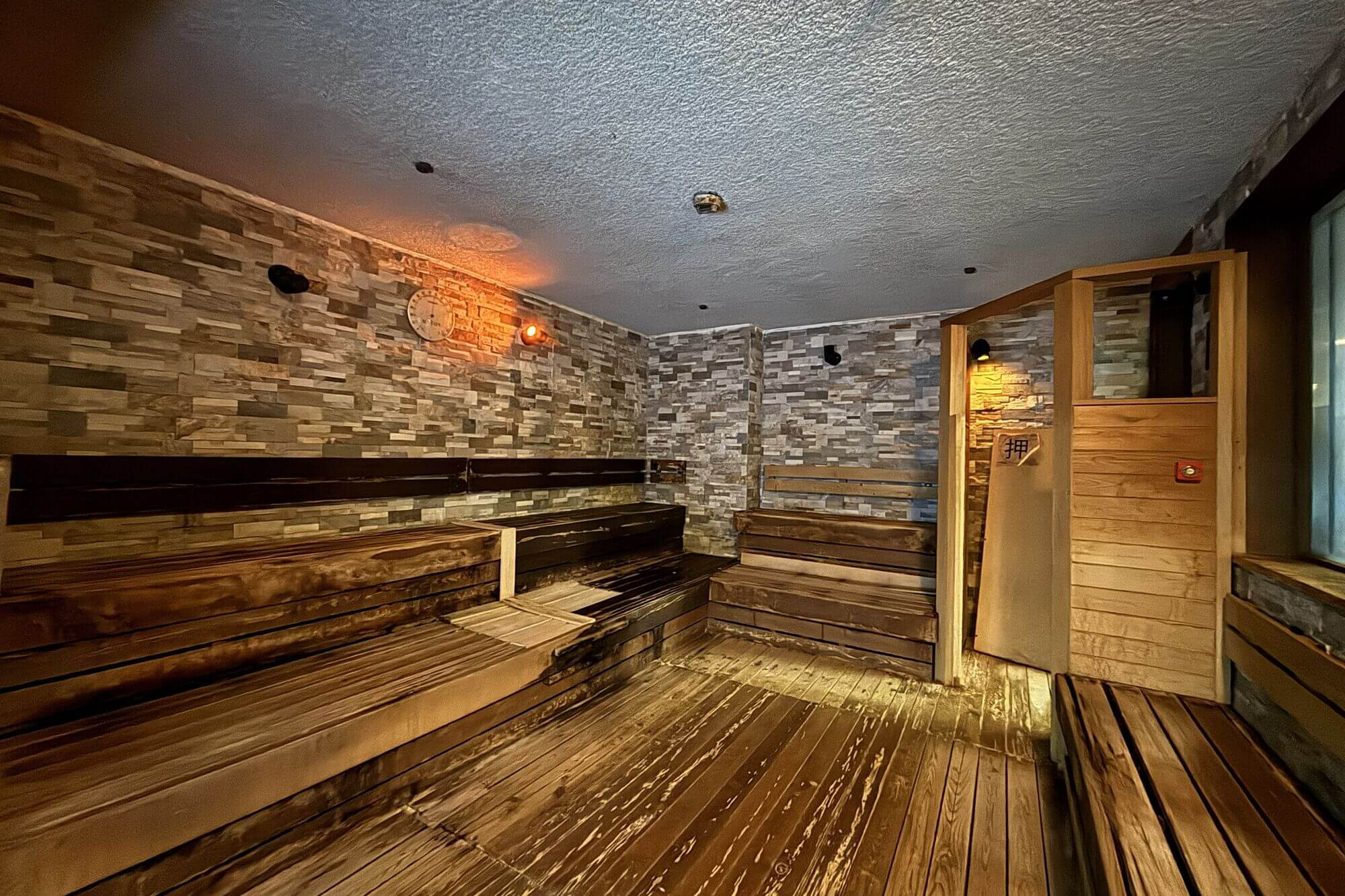 横浜の工務店によるサウナ施設のリノベーション：木壁と間接照明の落ち着いたサウナ室（BEFORE）