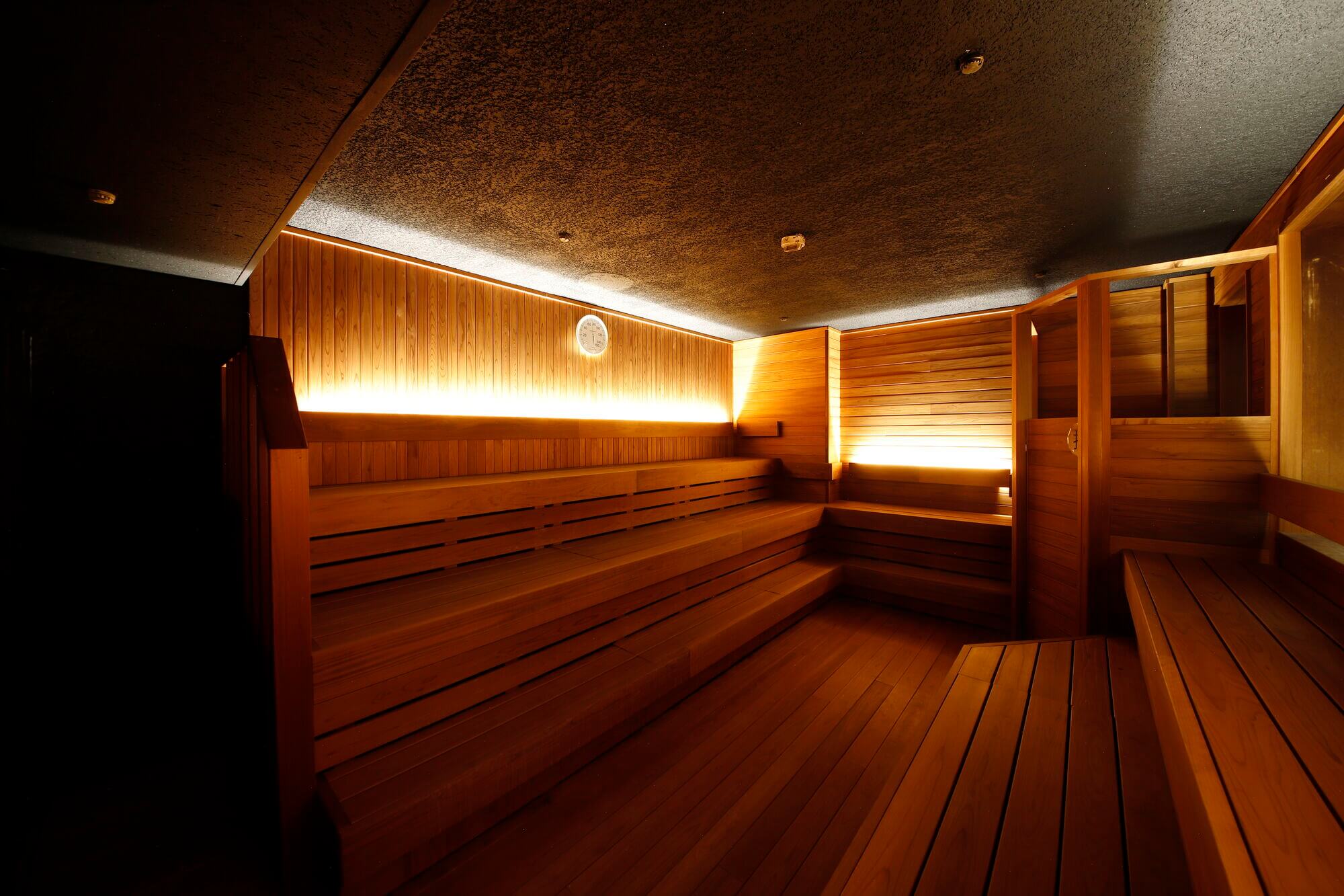 横浜の工務店によるサウナ施設のリノベーション：木壁と間接照明の落ち着いたサウナ室（AFTER）