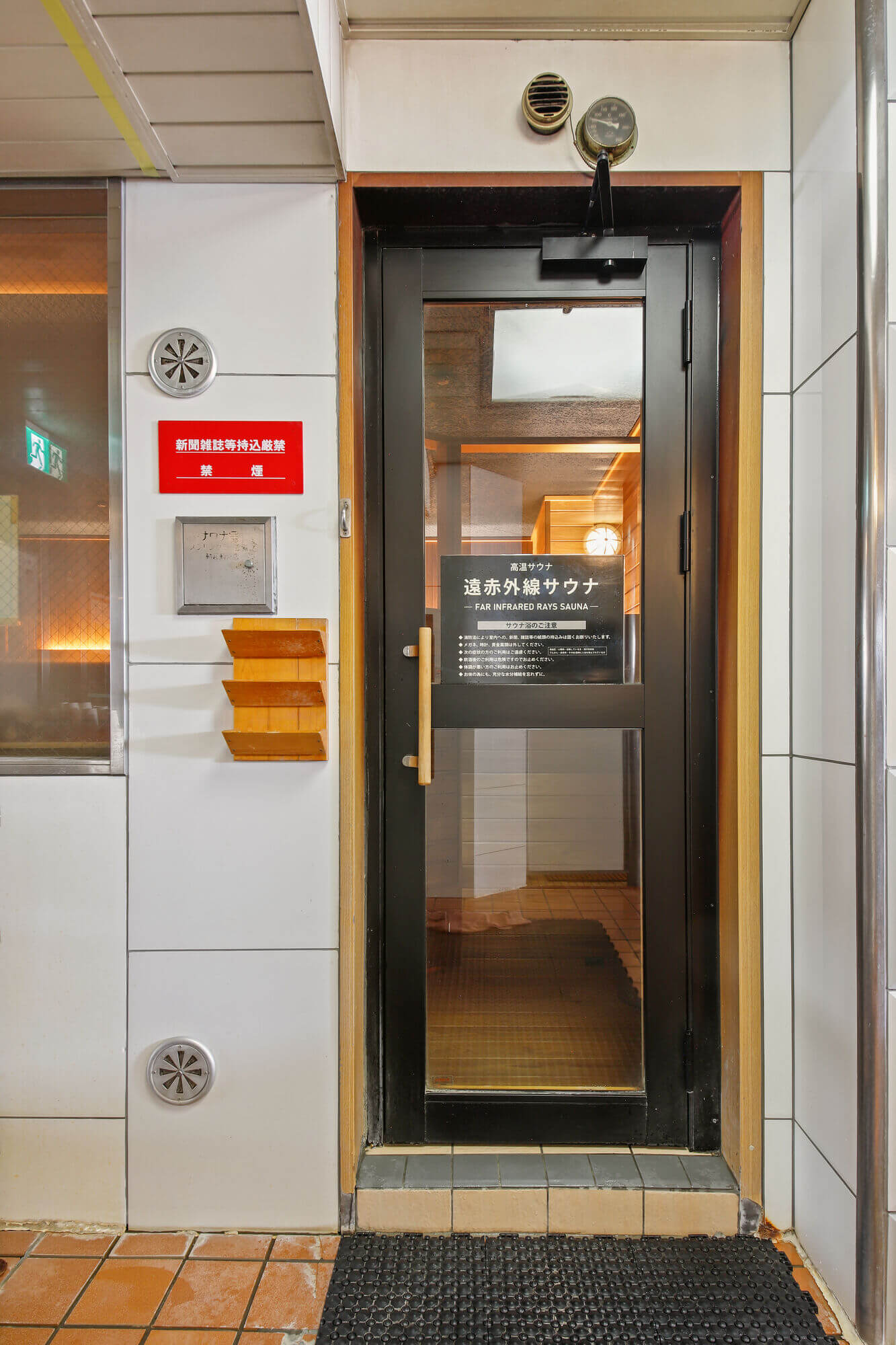 横浜の工務店によるサウナ施設のリノベーション：遠赤外線サウナ入口のガラス扉外観