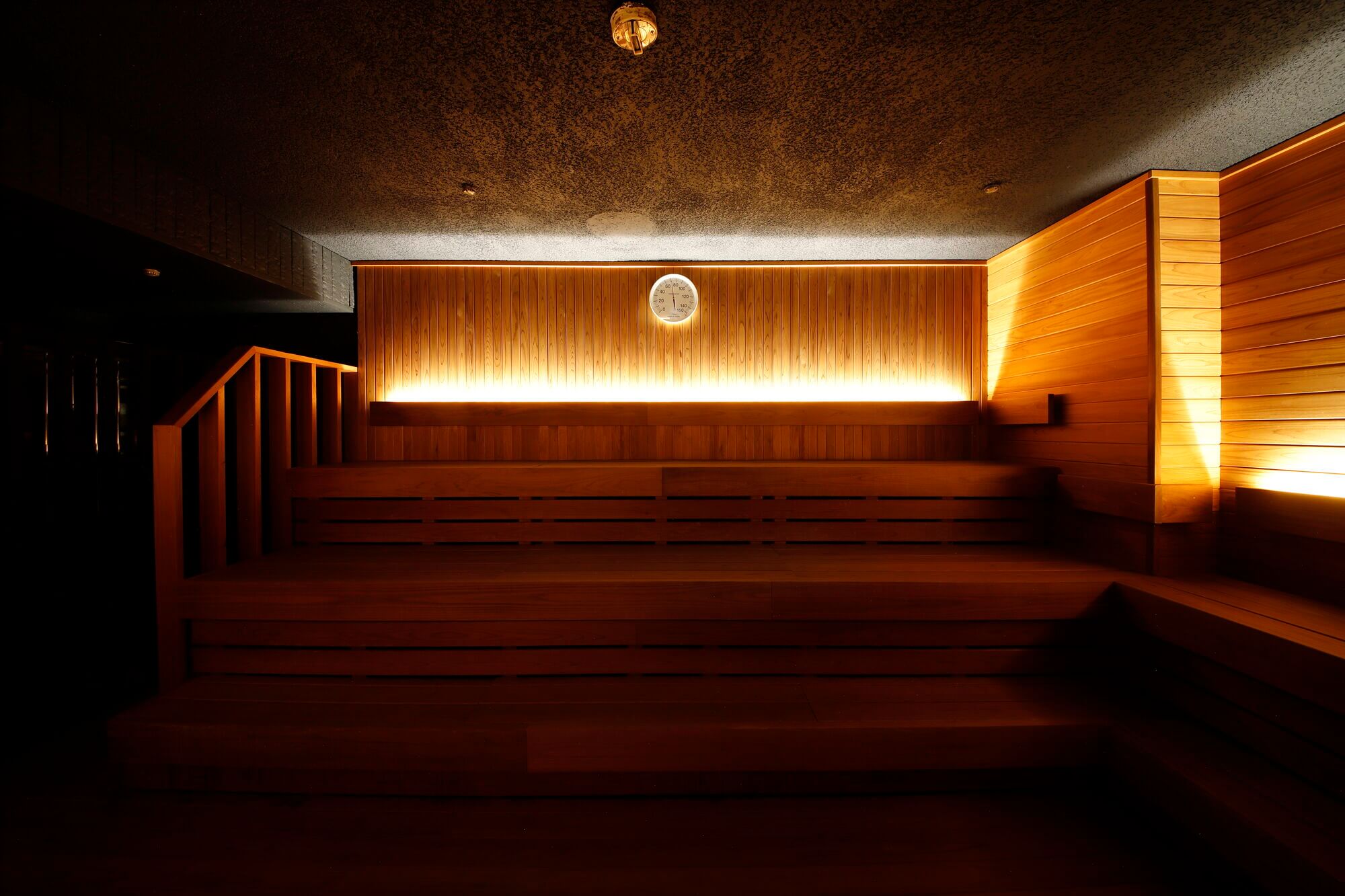 横浜の工務店によるサウナ施設のリノベーション：木製ベンチが並ぶ高温サウナ室内観