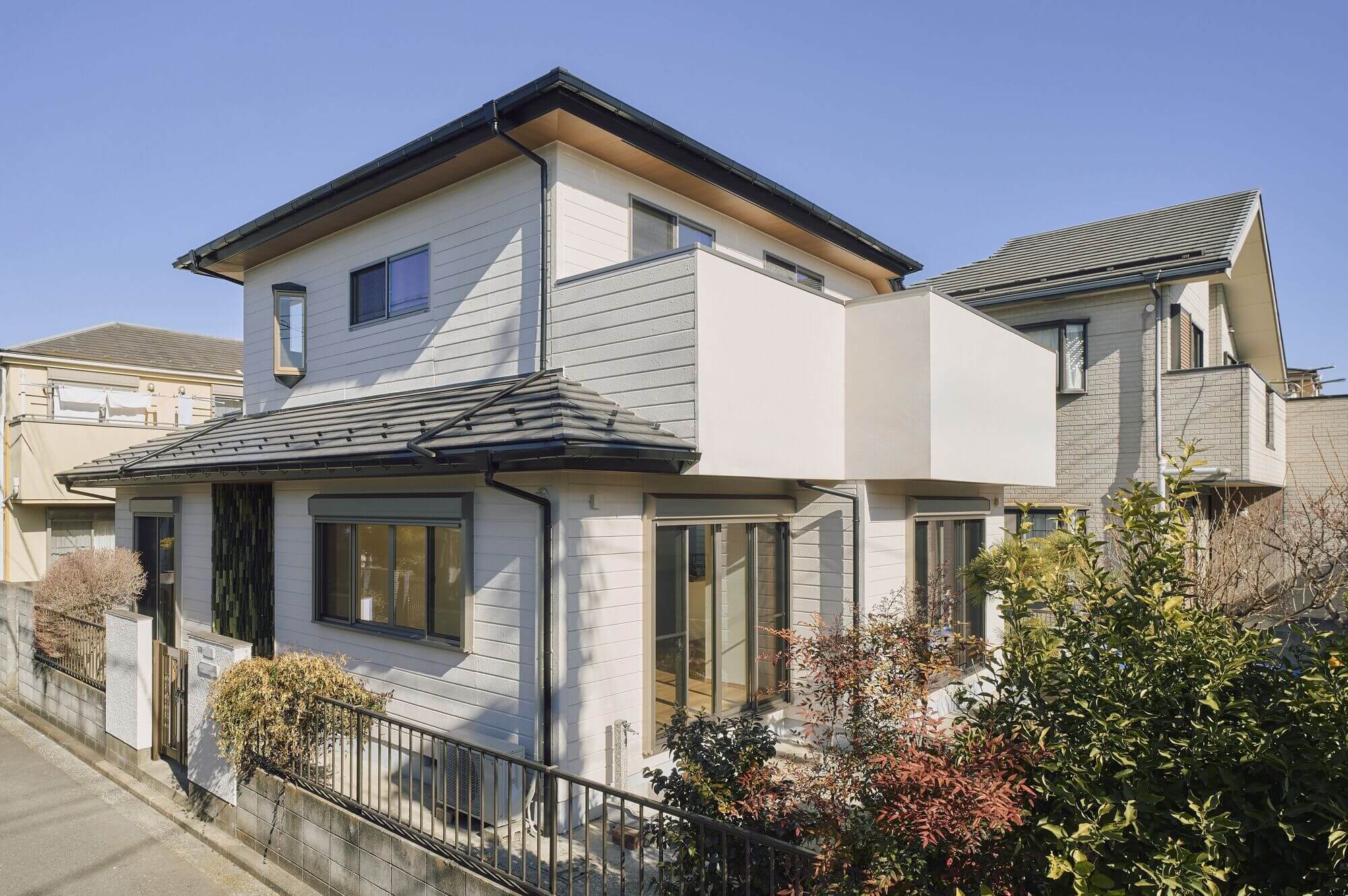 横浜の工務店によるより安全で安心の住み心地を目指した住宅のリノベーション：改修後の明るい外観デザイン