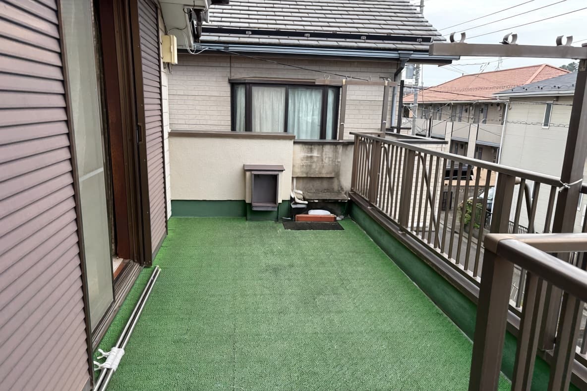 横浜の工務店によるより安全で安心の住み心地を目指した住宅のリノベーション：広いバルコニーのある外観（BEFORE）