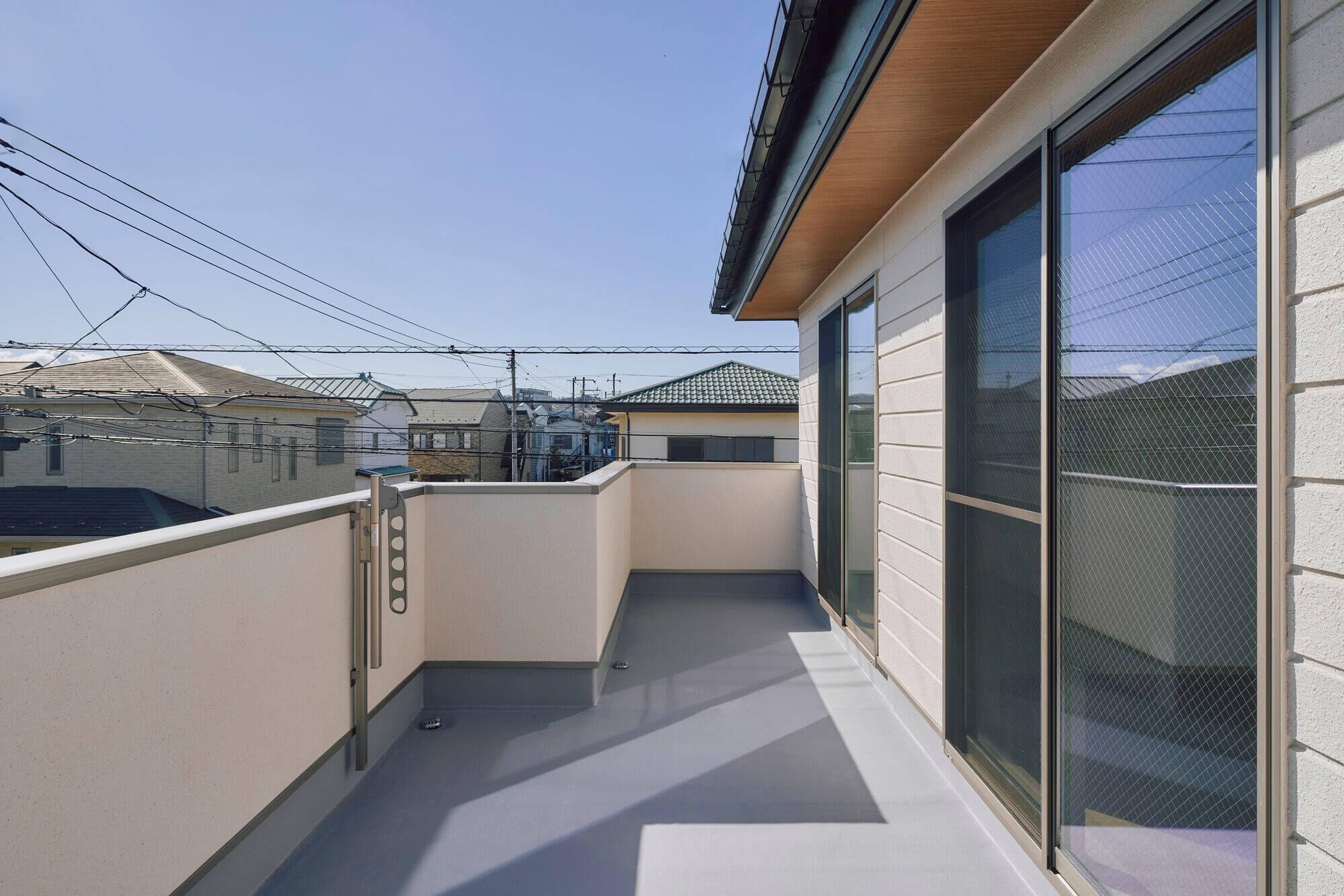 横浜の工務店によるより安全で安心の住み心地を目指した住宅のリノベーション：広いバルコニーのある外観（AFTER）