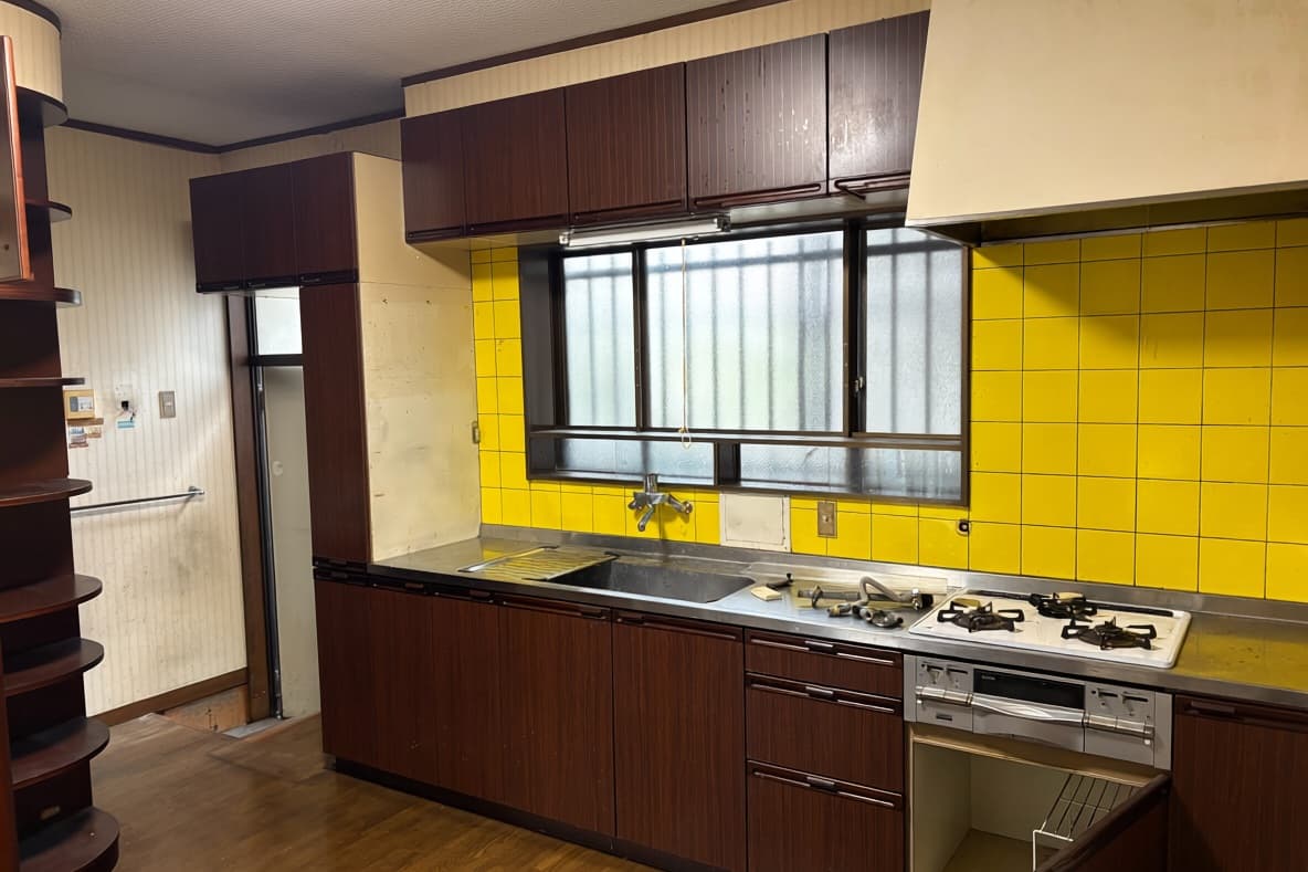 横浜の工務店による住宅のリノベーション：より安全で安心の住み心地を：収納棚付きのキッチンスペース（BEFORE）