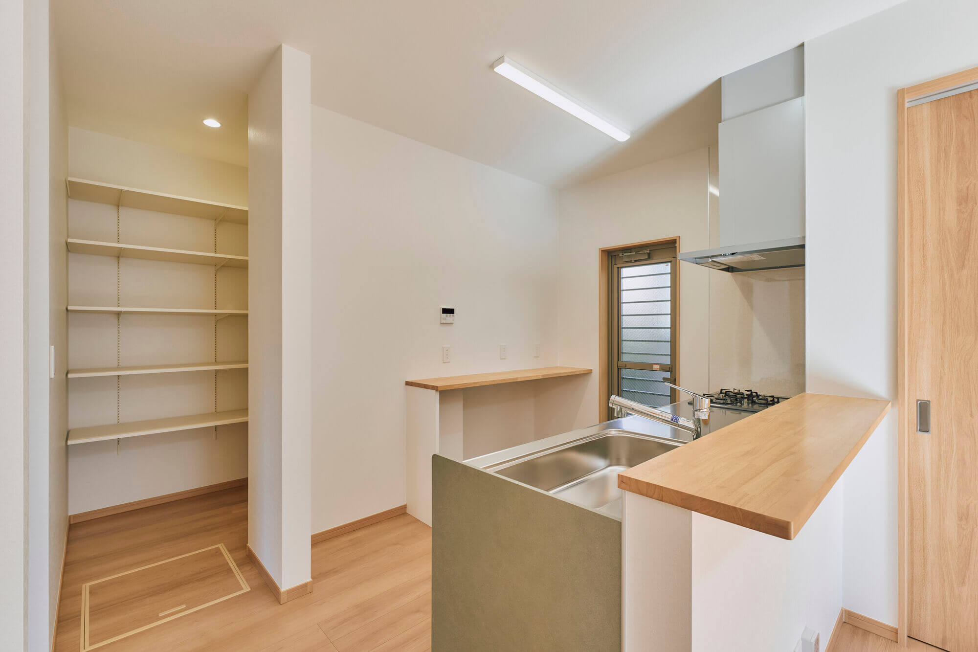 横浜の工務店による住宅のリノベーション：より安全で安心の住み心地を：収納棚付きのキッチンスペース（AFTER）