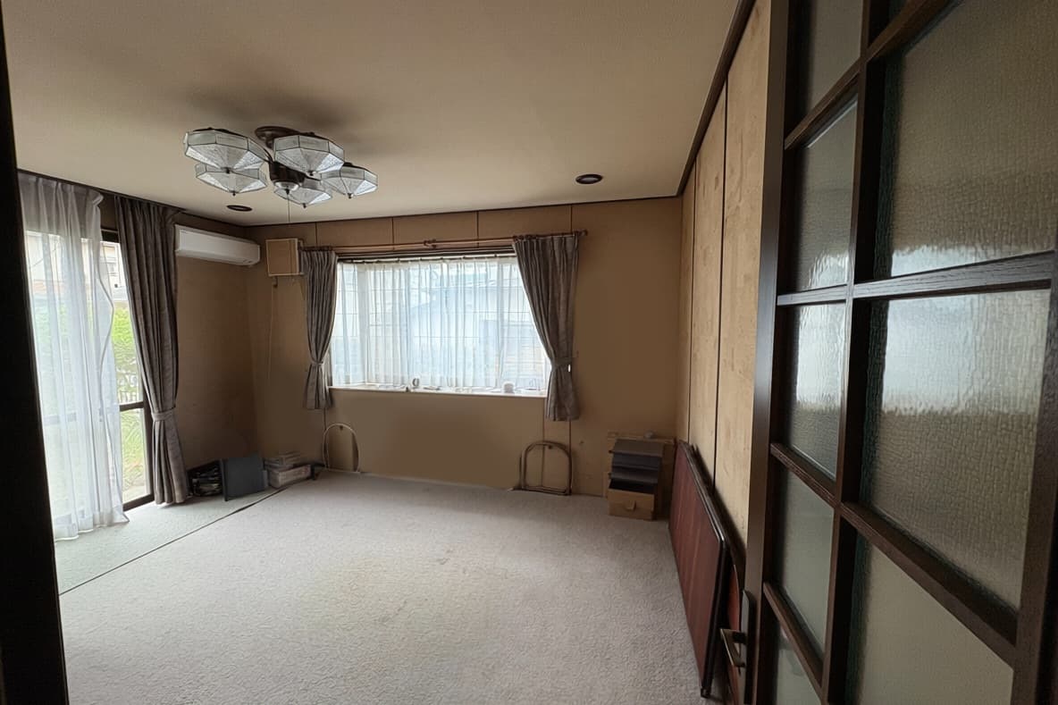 横浜の工務店による住宅のリノベーション：より安全で安心の住み心地を：大きな窓から光が入るリビング（BEFORE）