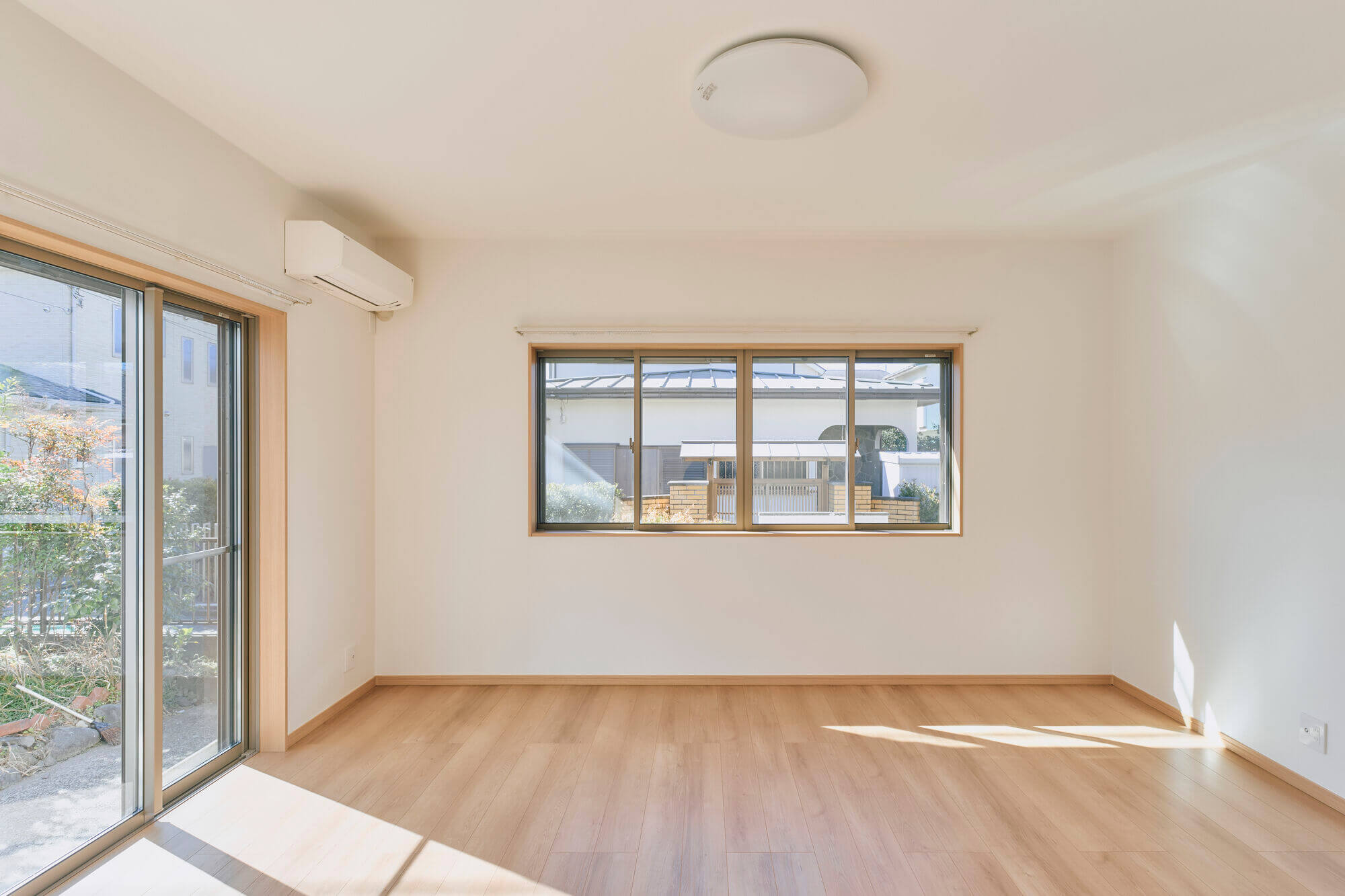 横浜の工務店による住宅のリノベーション：より安全で安心の住み心地を：大きな窓から光が入るリビング（AFTER）