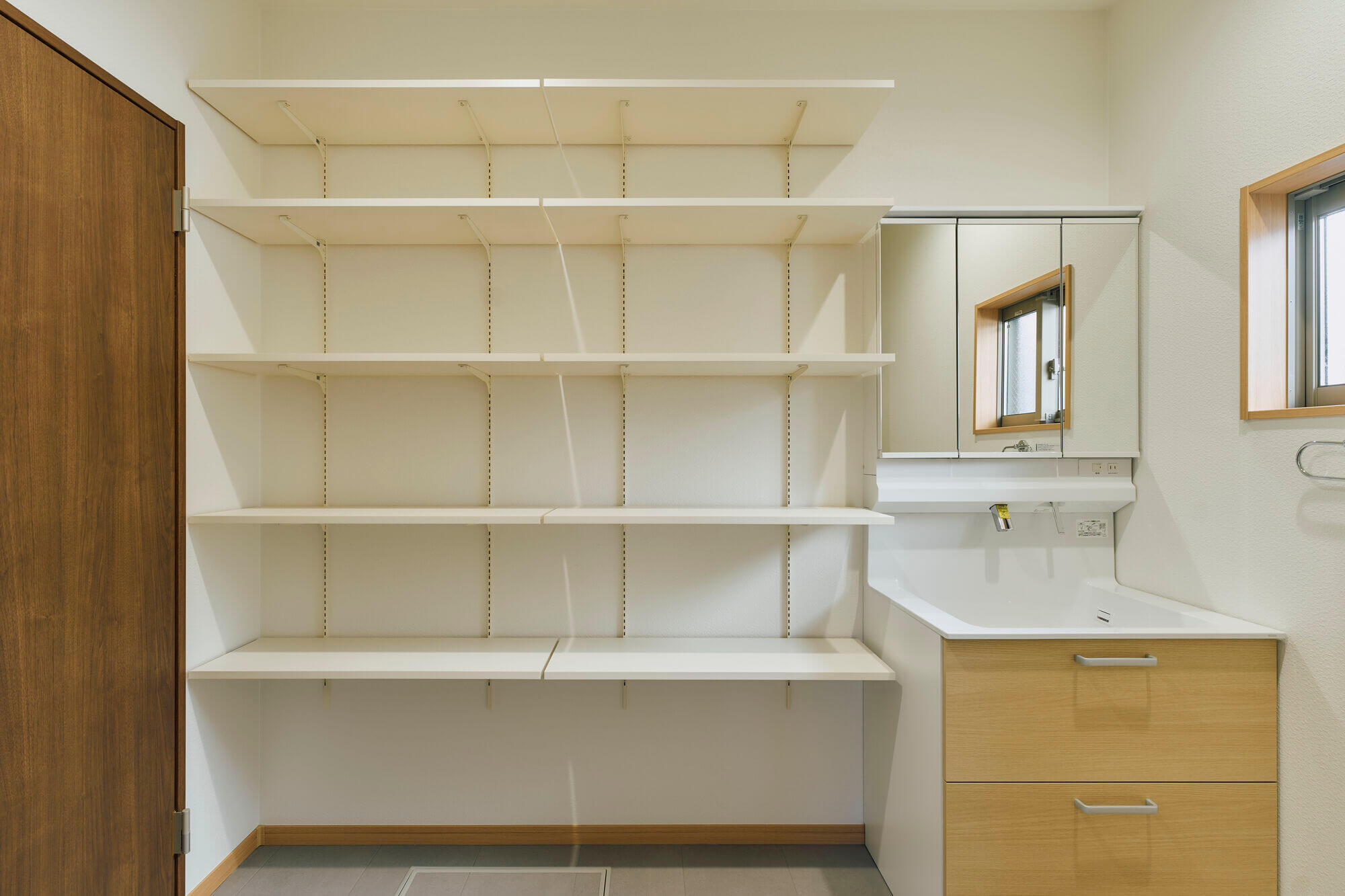 横浜の工務店によるより安全で安心の住み心地を目指した住宅のリノベーション：可動棚を備えた洗面収納スペース