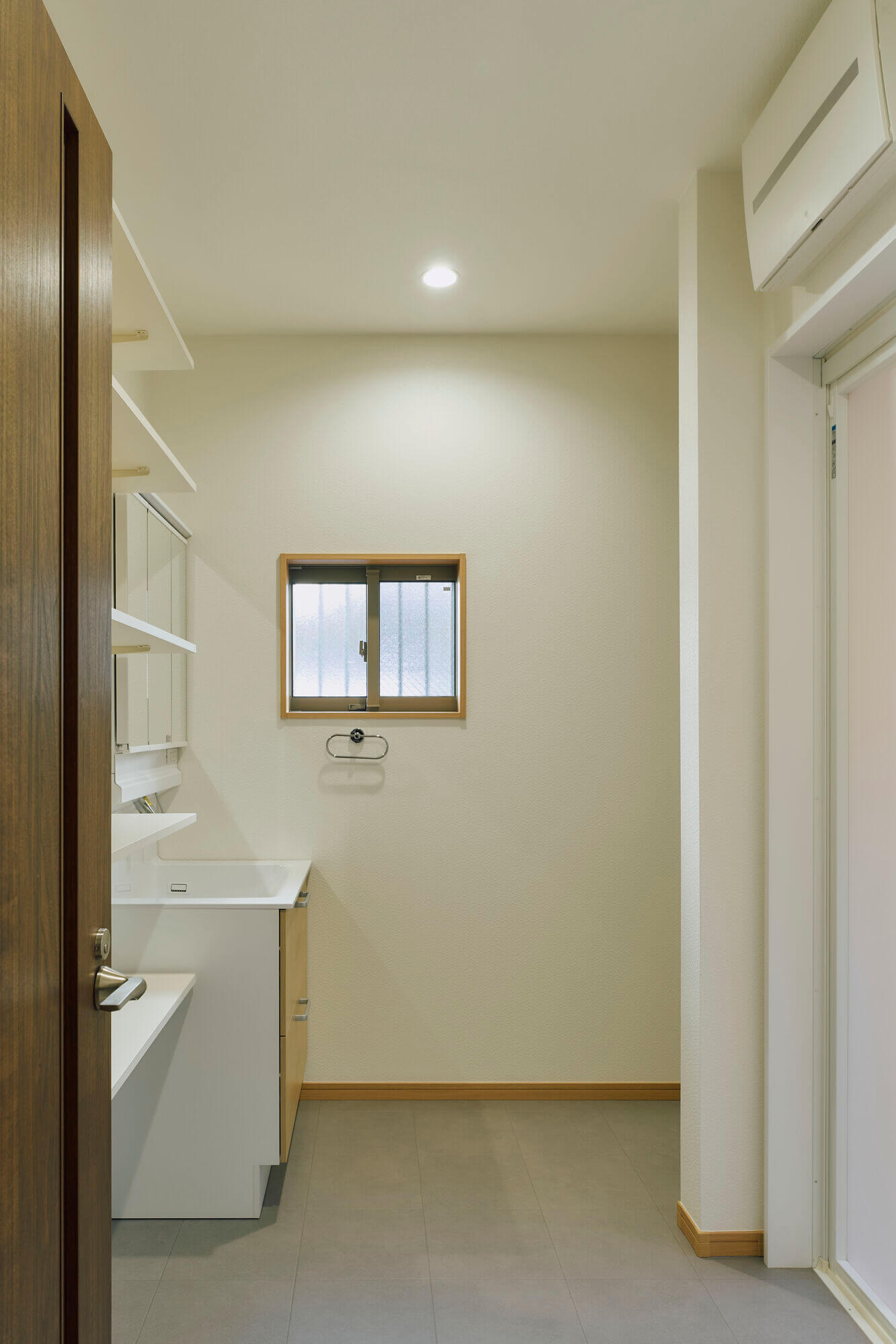 横浜の工務店によるより安全で安心の住み心地を目指した住宅のリノベーション：明るく広くなった洗面脱衣室