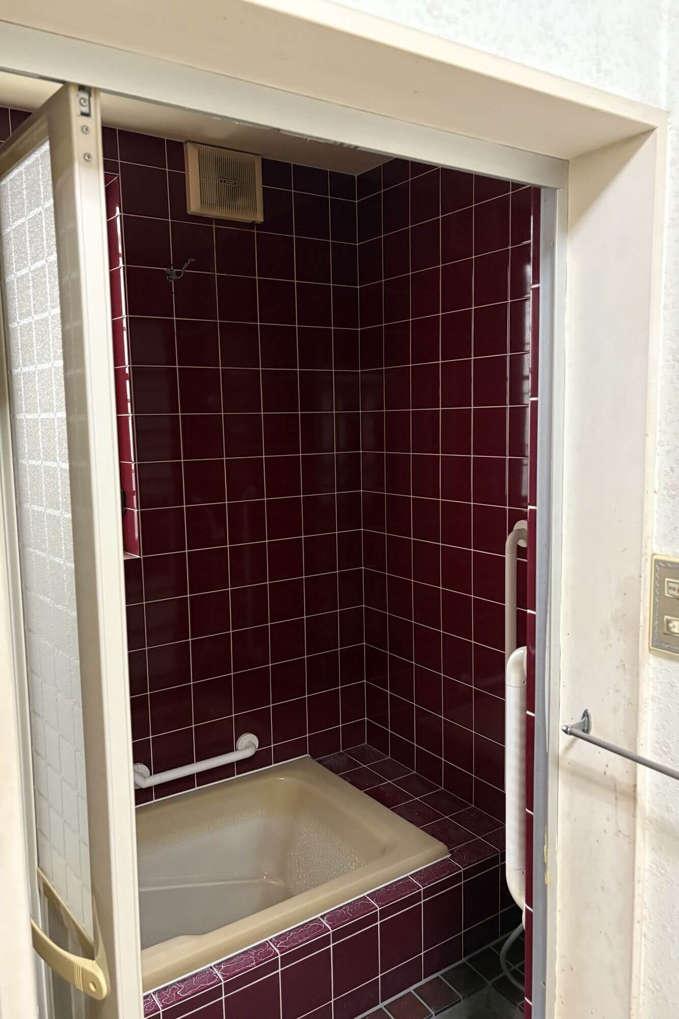 横浜の工務店によるより安全で安心の住み心地を目指した住宅のリノベーション：改修前のタイル張り浴室