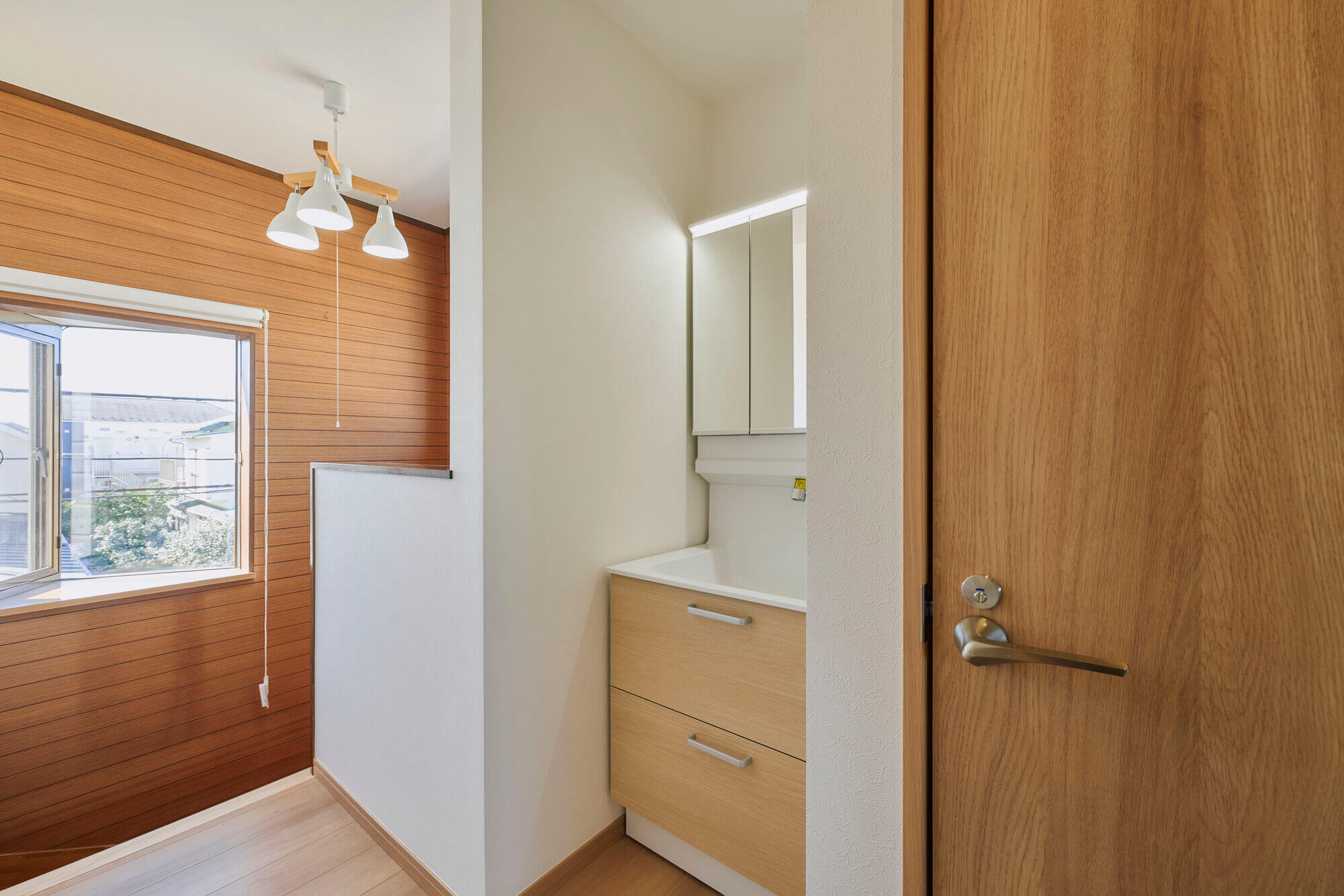 横浜の工務店によるより安全で安心の住み心地を目指した住宅のリノベーション：窓のある明るい洗面スペース