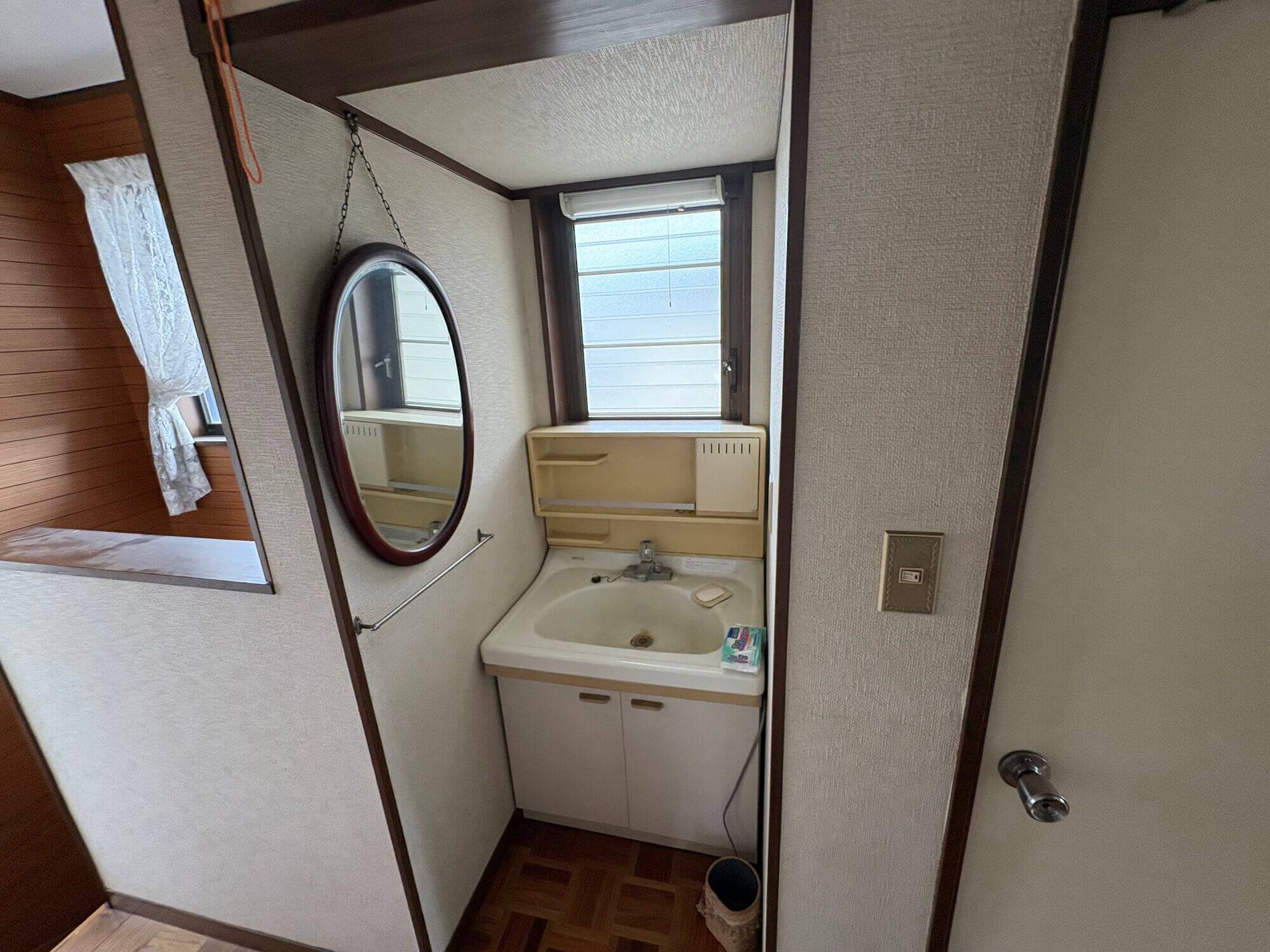 横浜の工務店によるより安全で安心の住み心地を目指した住宅のリノベーション：改修前の窓付きのトイレ空間