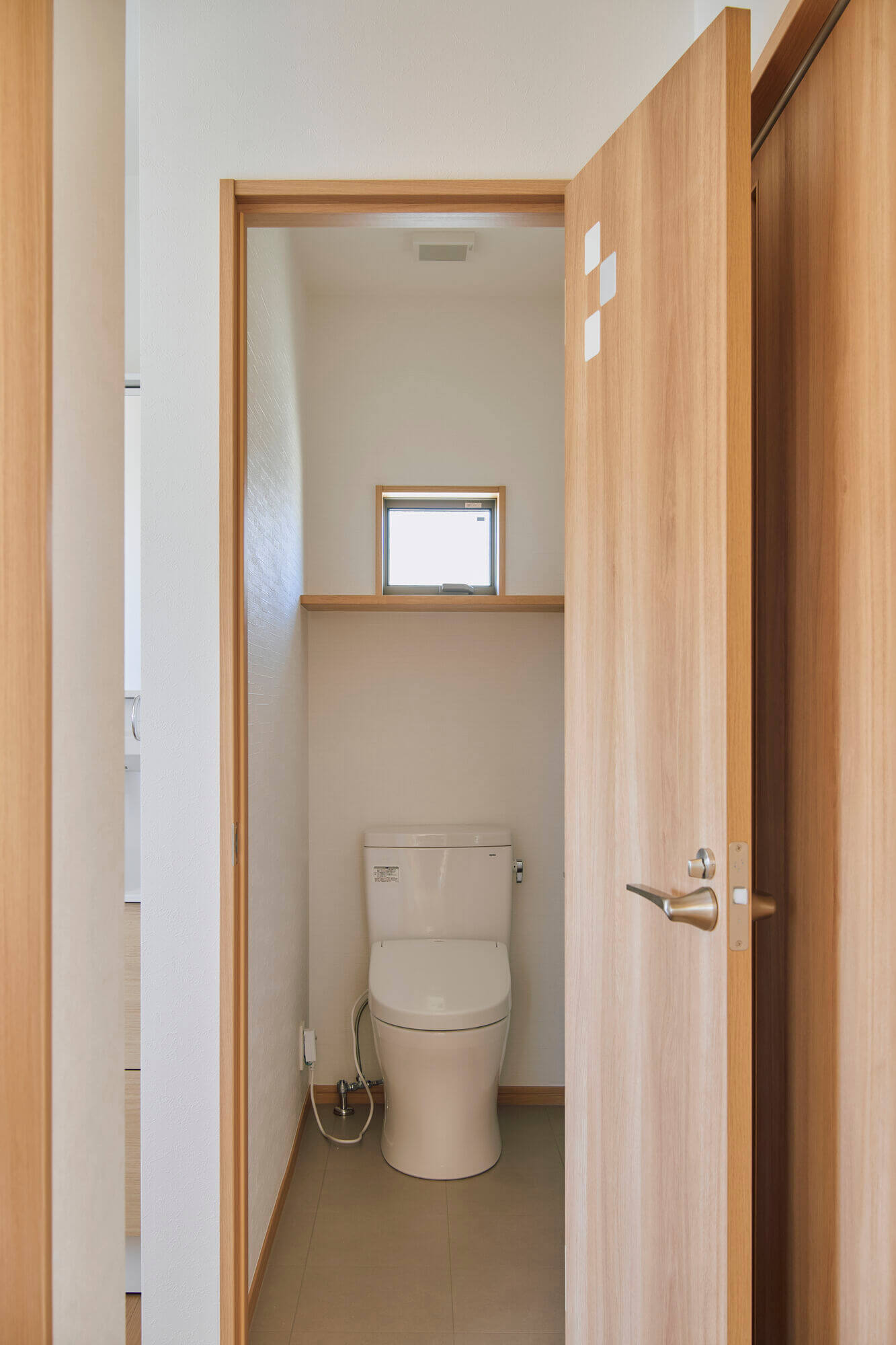 横浜の工務店によるより安全で安心の住み心地を目指した住宅のリノベーション：木目ドアの廊下空間