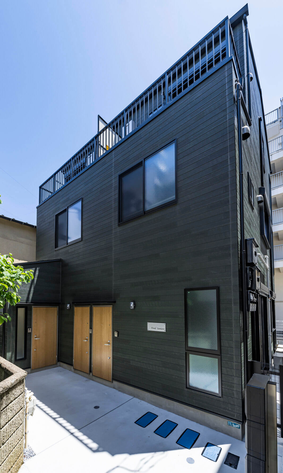 横浜の工務店による個性あるお部屋が詰め込まれた、遊び心あるアパート。：黒い外壁と屋上テラスの外観