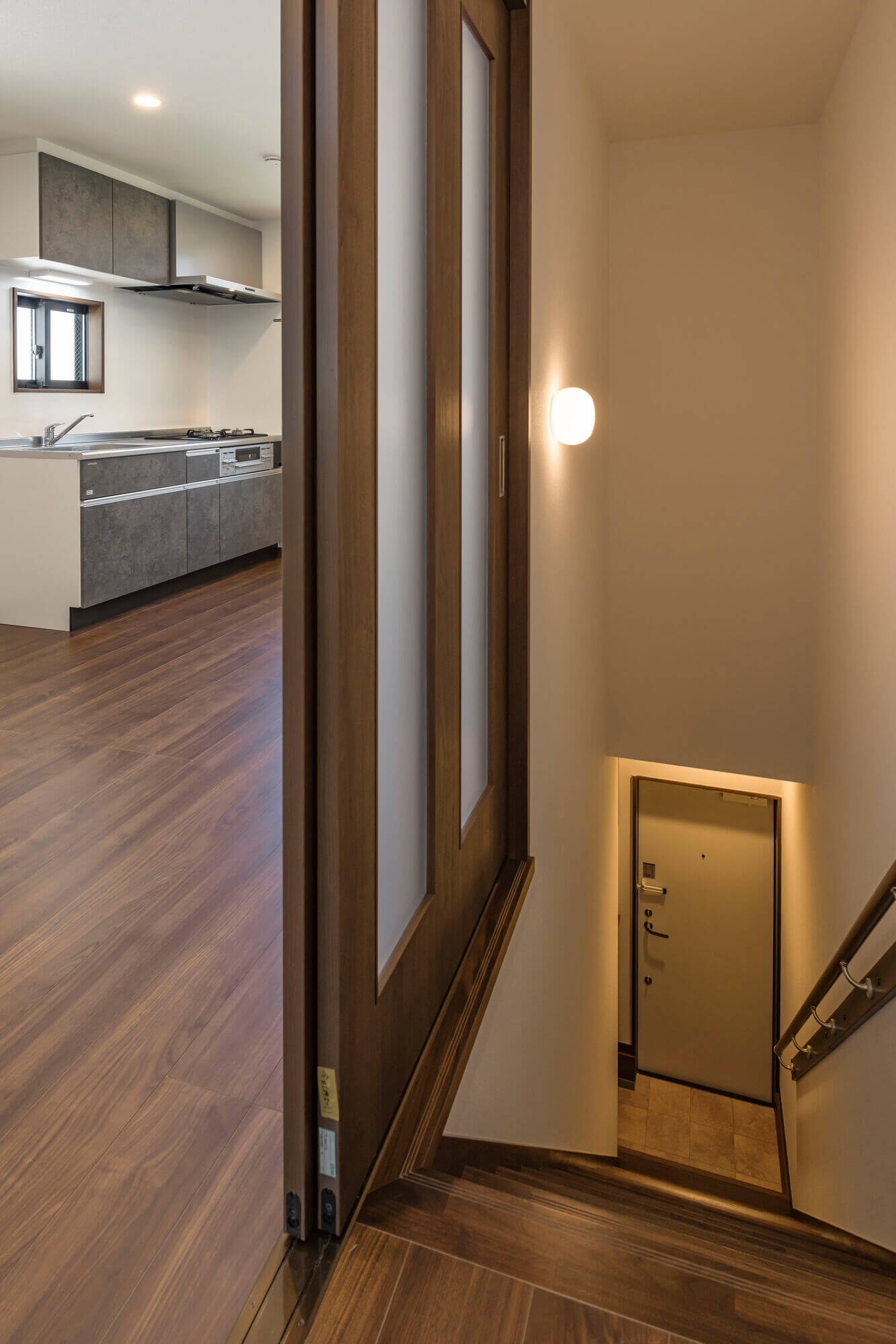 横浜の工務店による個性あるお部屋が詰め込まれた、遊び心あるアパート。：玄関と階段をつなぐ室内動線