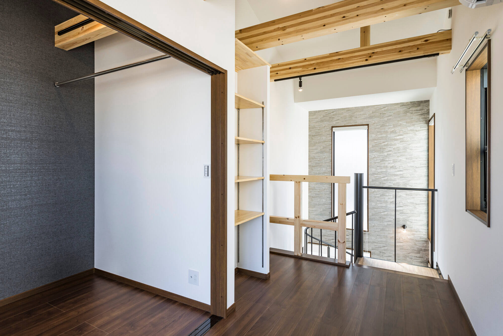 横浜の工務店による個性あるお部屋が詰め込まれた、遊び心あるアパート。：ロフトと収納棚のある居室空間