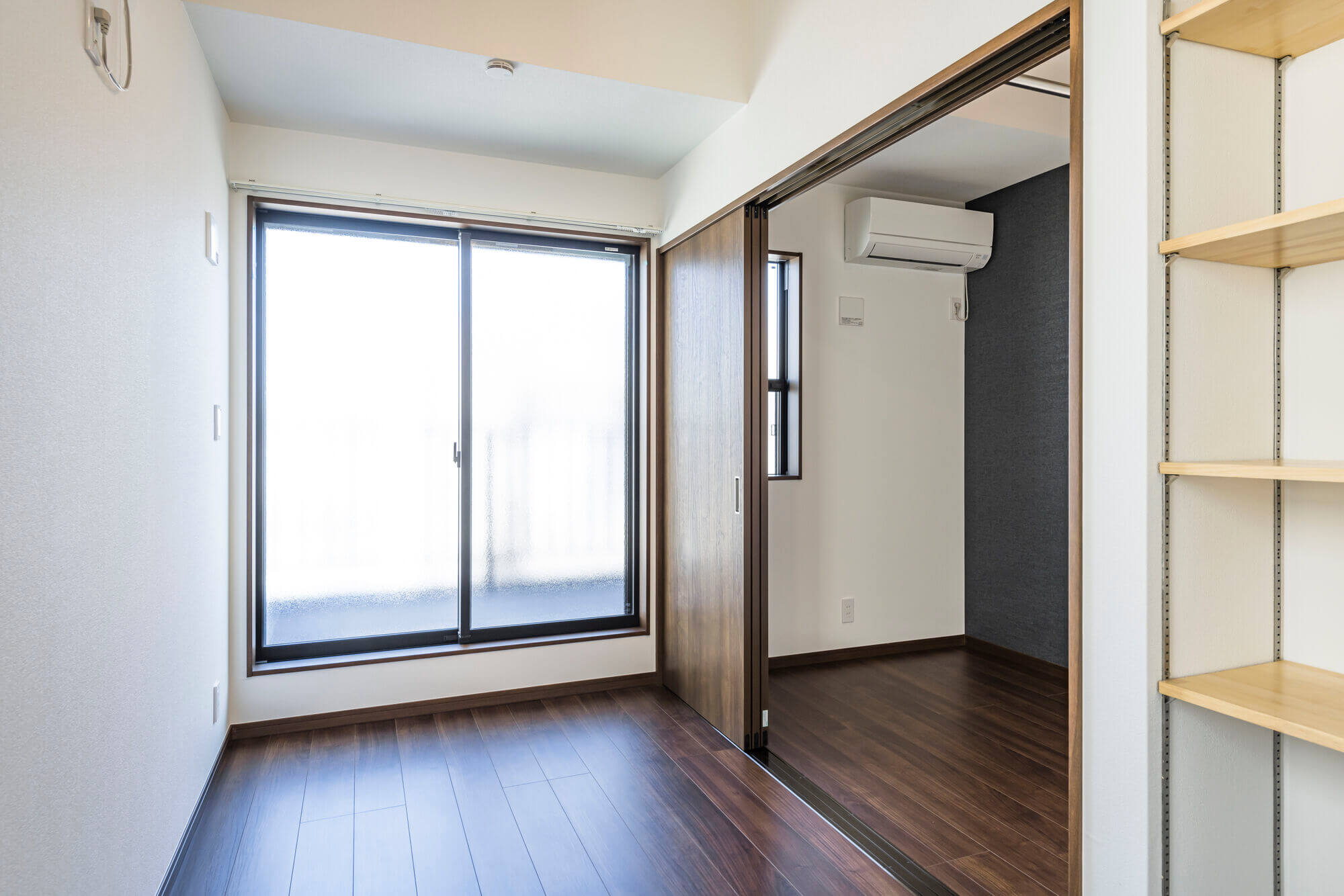 横浜の工務店による個性あるお部屋が詰め込まれた、遊び心あるアパート。：大きな窓と可動間仕切りの洋室