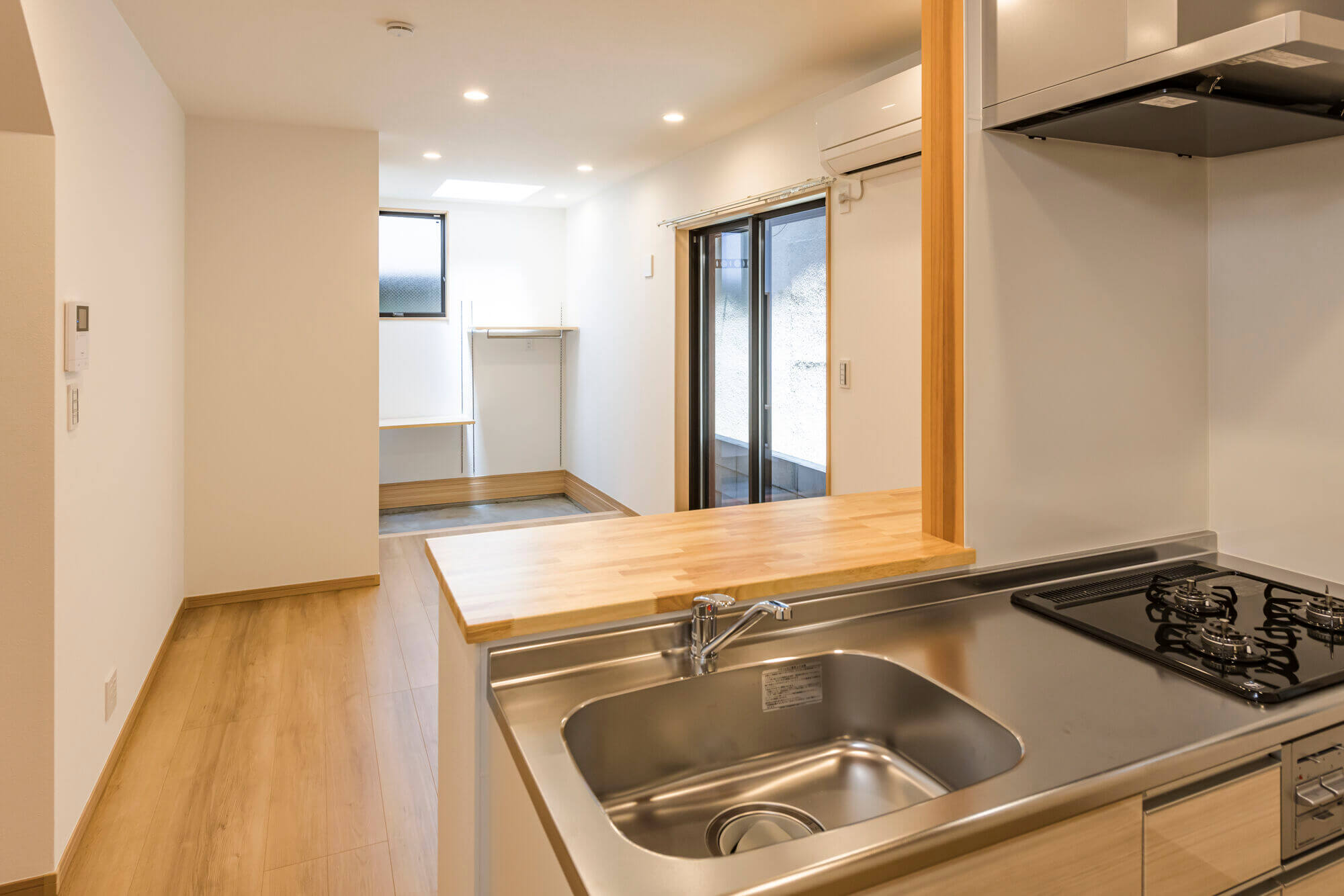 横浜の工務店による個性あるお部屋が詰め込まれた、遊び心あるアパート。：対面キッチンから見たLDK空間