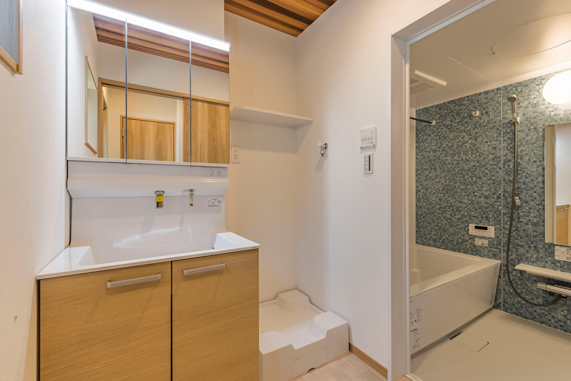 横浜の工務店による個性あるお部屋が詰め込まれた、遊び心あるアパート。：洗面とユニットバスの水回り