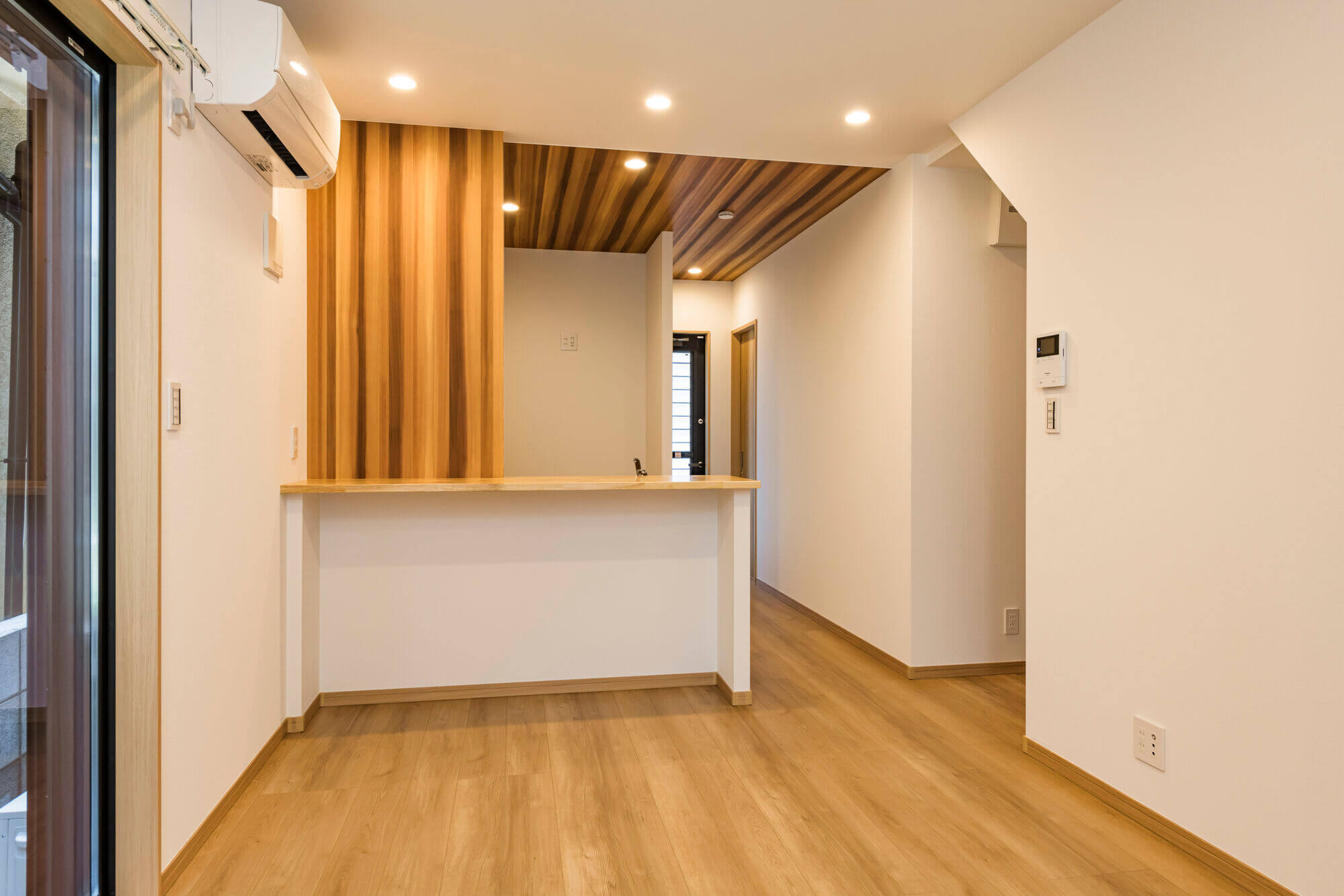 横浜の工務店による個性あるお部屋が詰め込まれた、遊び心あるアパート。：木天井とカウンターのLDK
