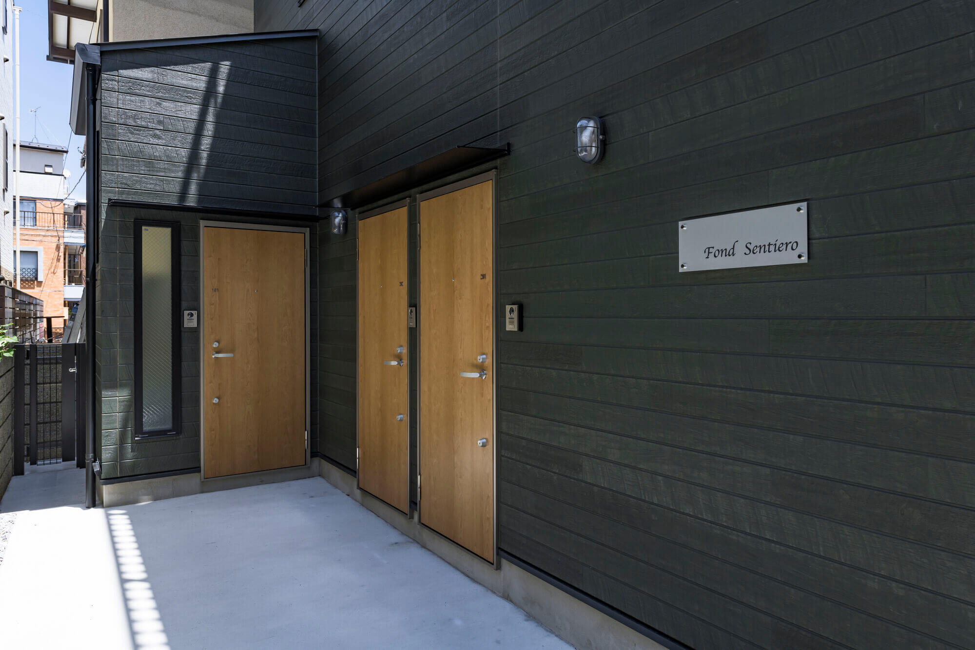 横浜の工務店による個性あるお部屋が詰め込まれた、遊び心あるアパート。：アパート玄関と建物名プレート