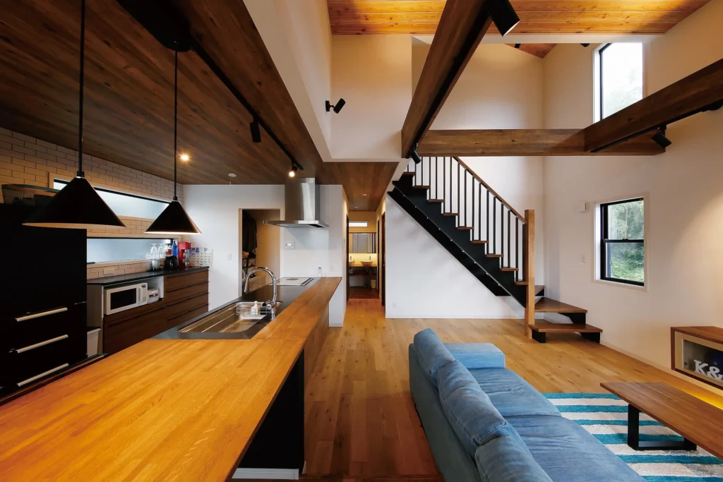 吹抜けにインダストリアルなスケルトン階段。ロフトまで全部カッコイイ家