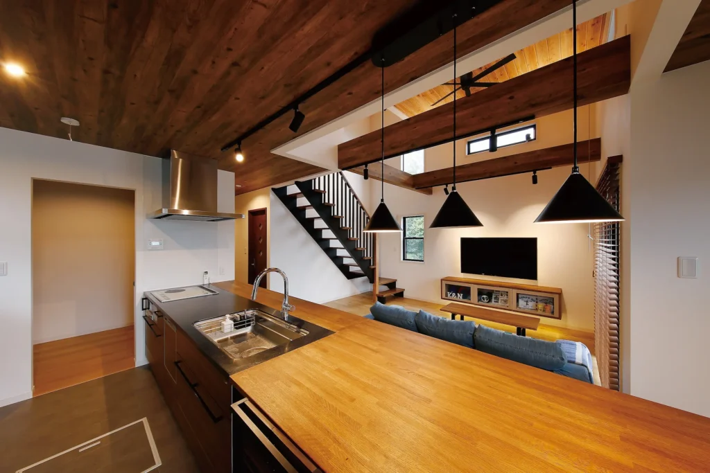 吹抜けにインダストリアルなスケルトン階段。ロフトまで全部カッコイイ家