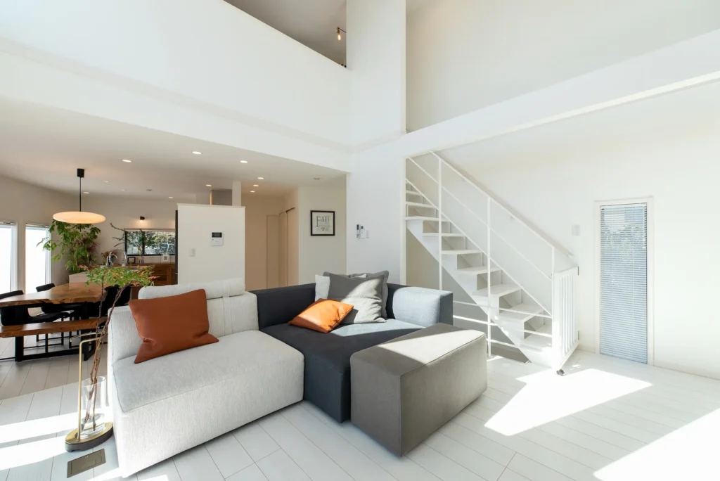 【吹抜け・3階建て】変形の間取りから生まれる程よい距離感。お手本は海外インテリア