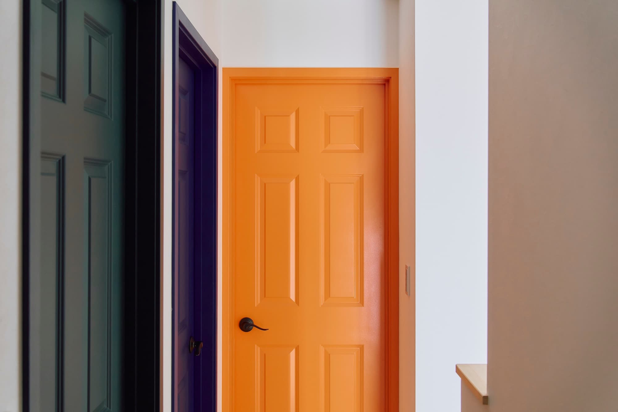 横浜の工務店による異国の風を纏う、一生ものの邸宅： 美しい色味を持つドア