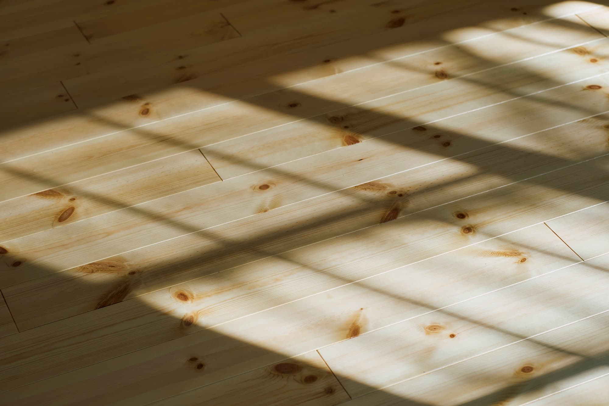 横浜の工務店による異国の風を纏う、一生ものの邸宅：暖かな光と影を映し出す床材