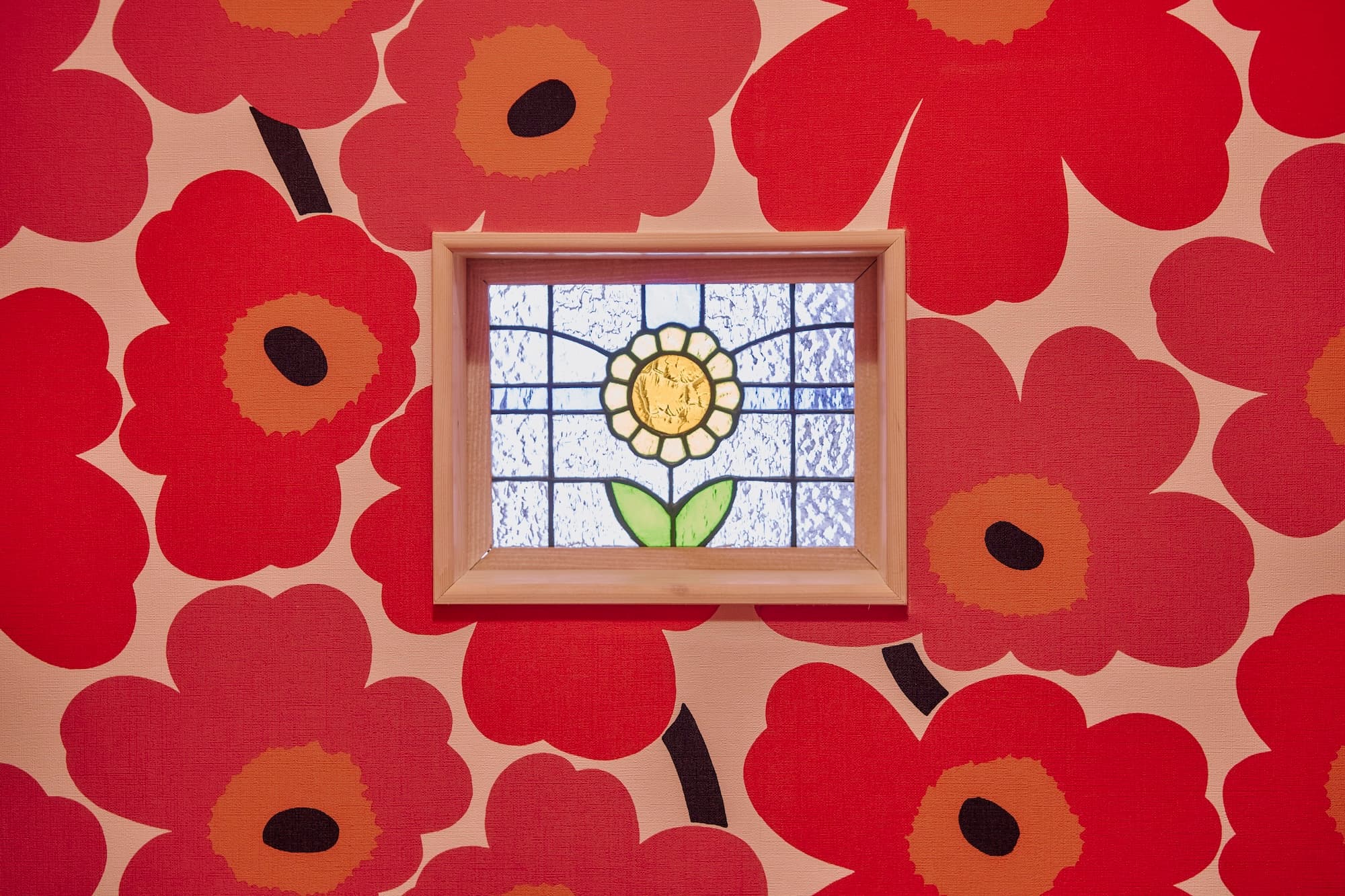 横浜の工務店による異国の風を纏う、一生ものの邸宅：華やかな壁紙の中にもアクセントが加えられる