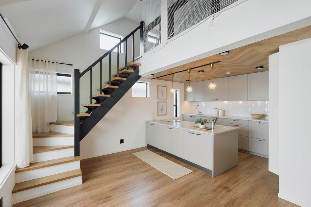 リビング階段はやめたほうがいいのか｜メリット・デメリットと後悔しないための対策を解説