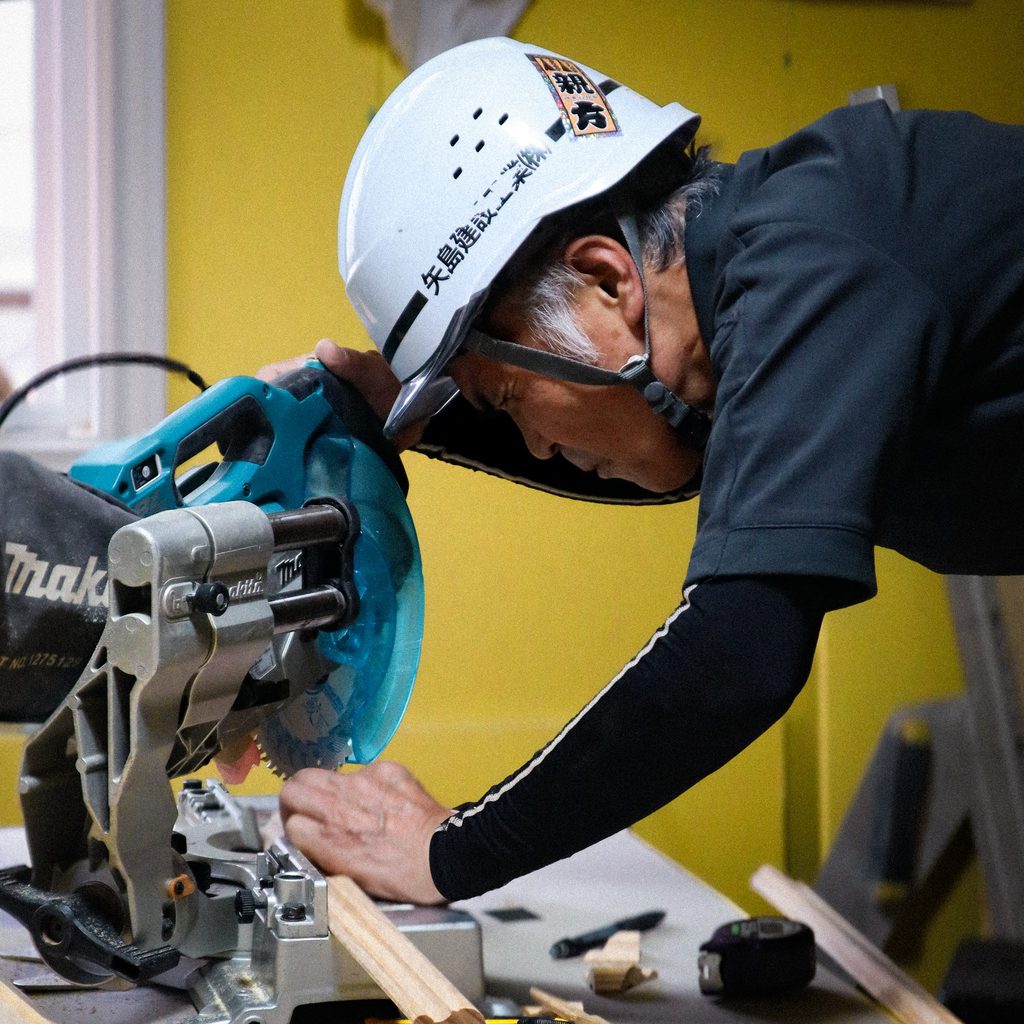 矢島建設工業で造作家具を作っているプロの大工